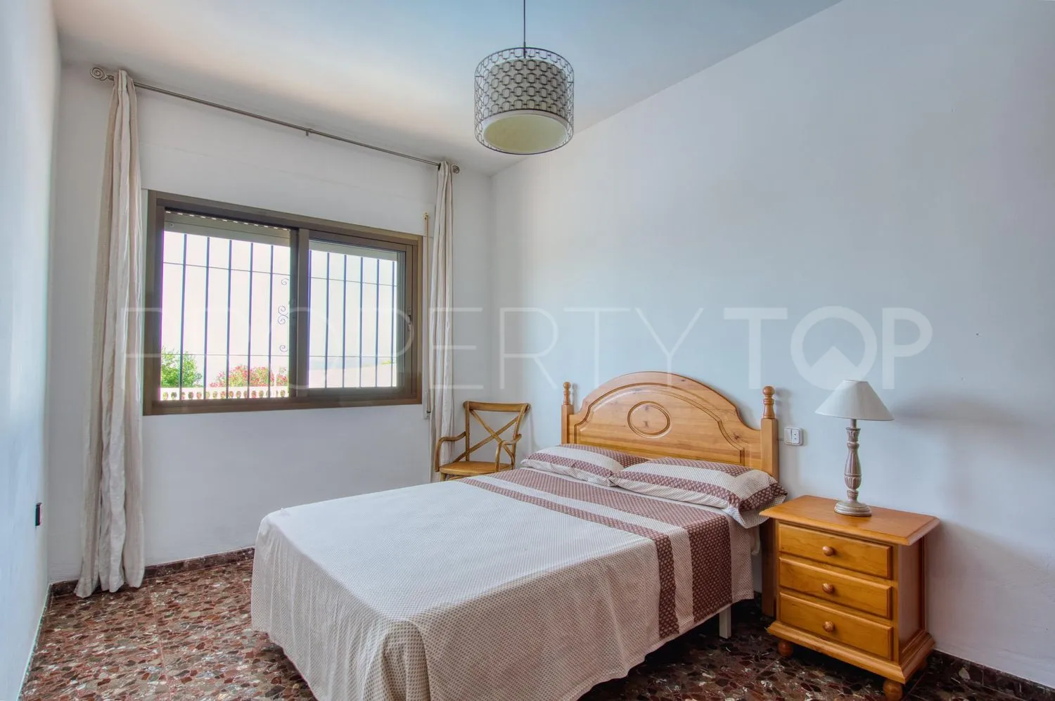 Casa de campo de 4 dormitorios a la venta en Periana