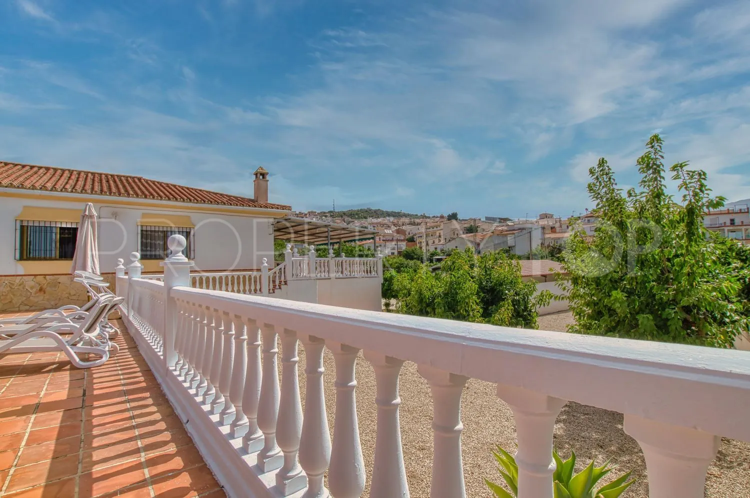 Casa de campo de 4 dormitorios a la venta en Periana