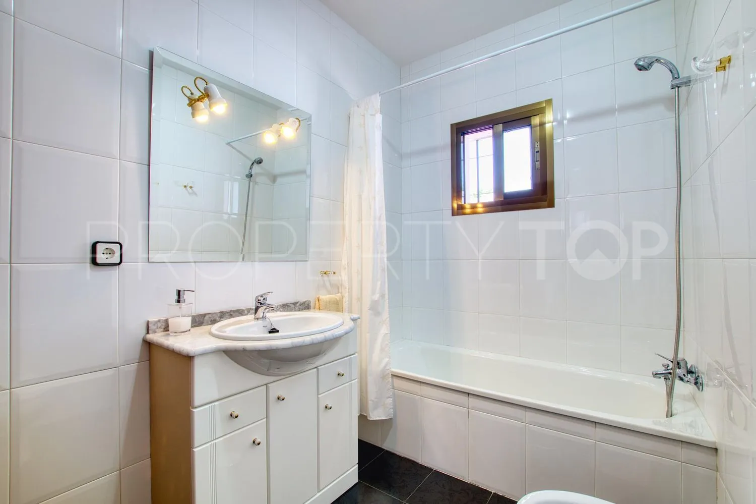 Casa de campo de 4 dormitorios a la venta en Periana