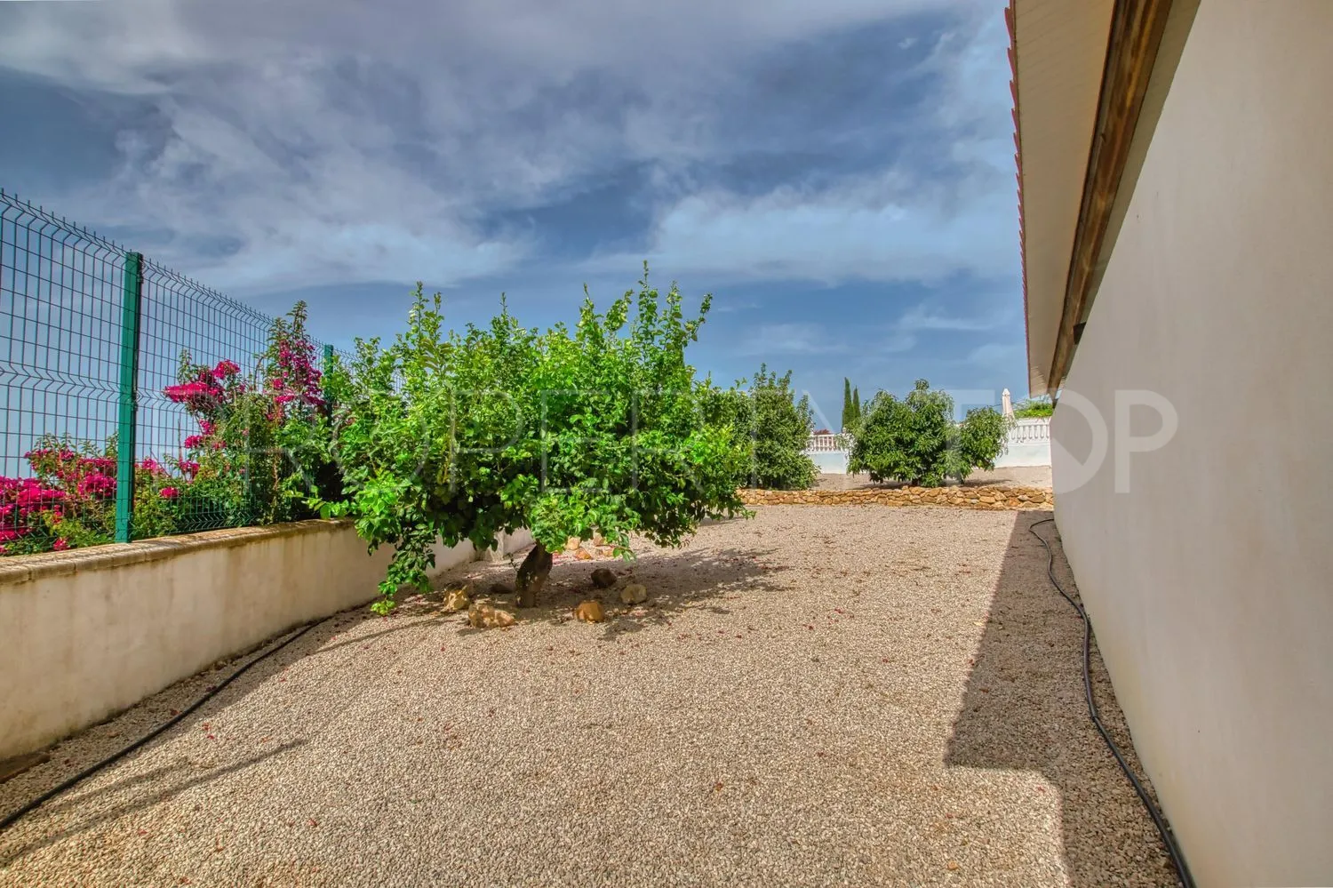 Casa de campo de 4 dormitorios a la venta en Periana