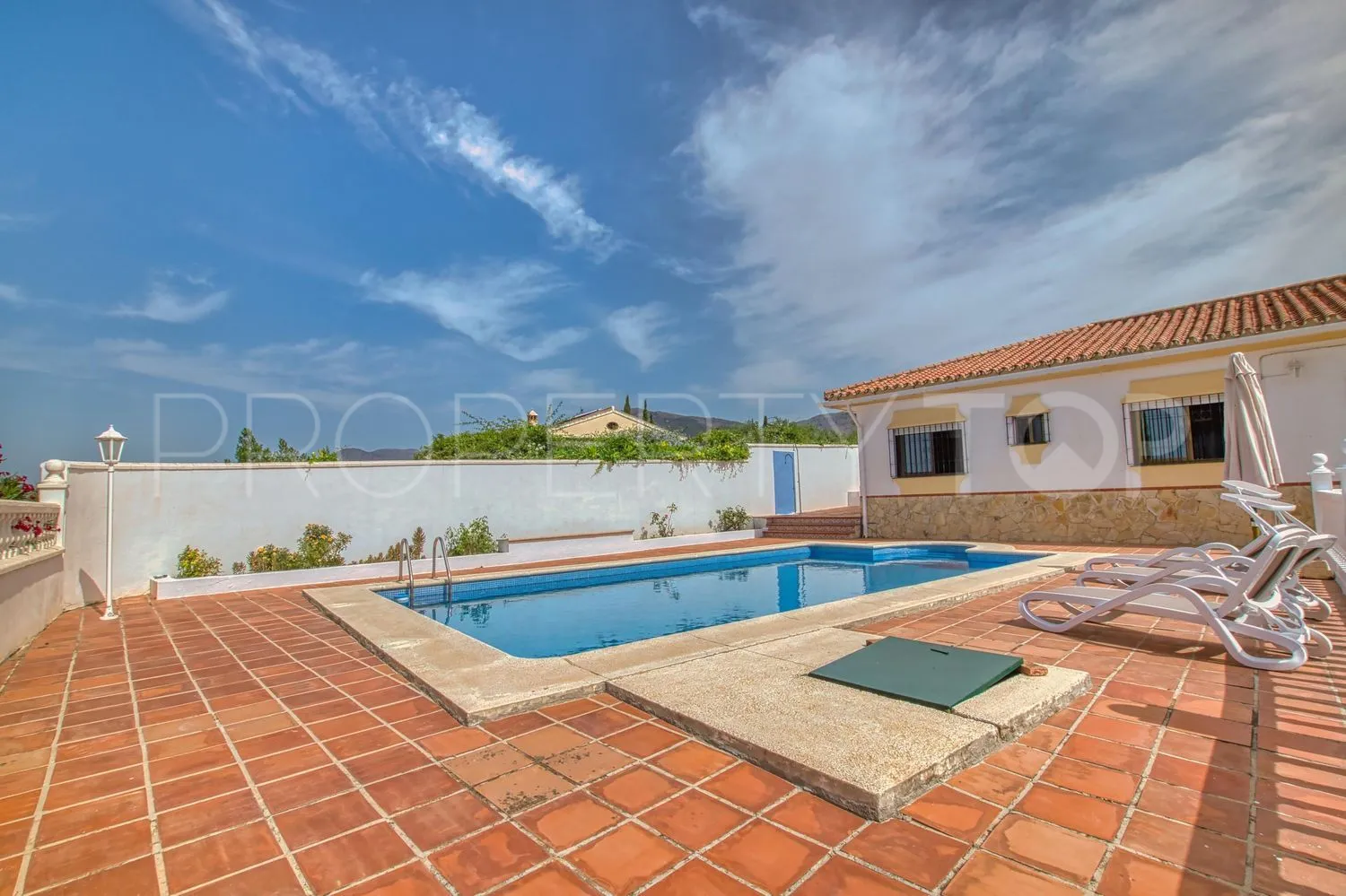 Casa de campo de 4 dormitorios a la venta en Periana