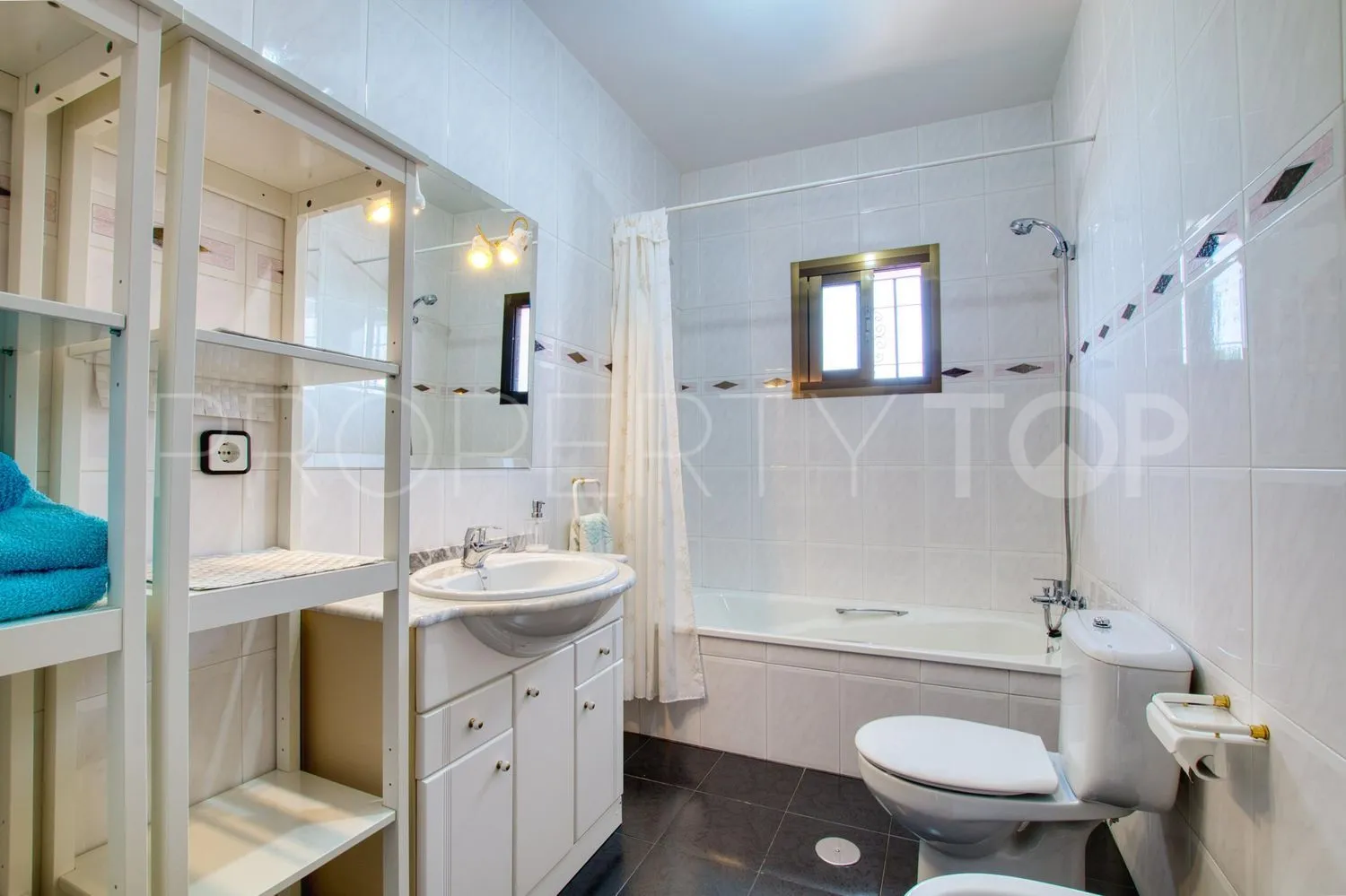 Casa de campo de 4 dormitorios a la venta en Periana