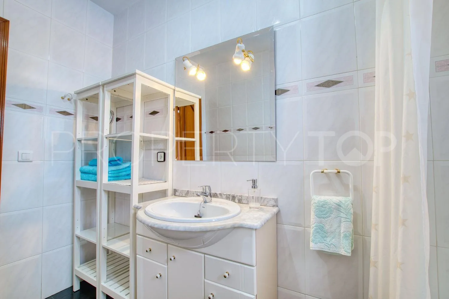 Casa de campo de 4 dormitorios a la venta en Periana