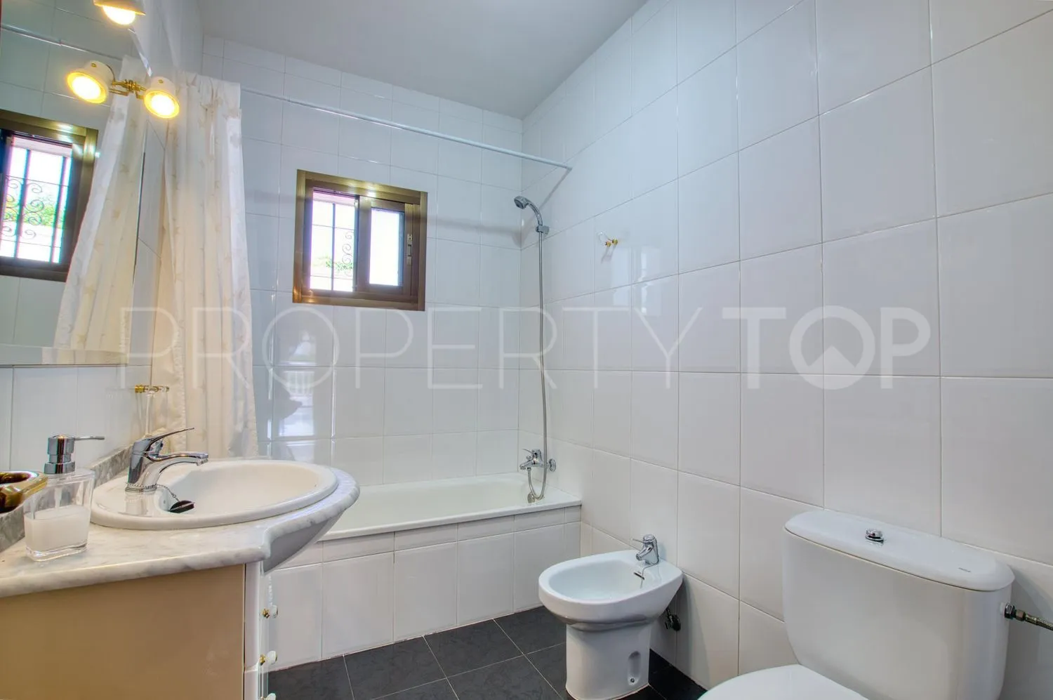 Casa de campo de 4 dormitorios a la venta en Periana