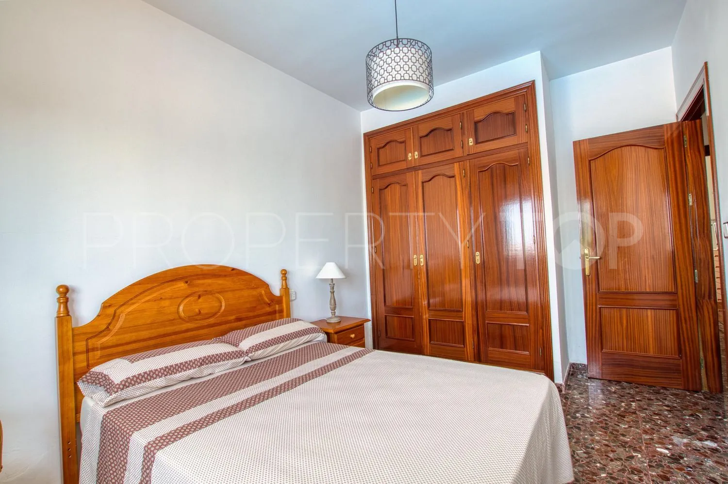 Casa de campo de 4 dormitorios a la venta en Periana