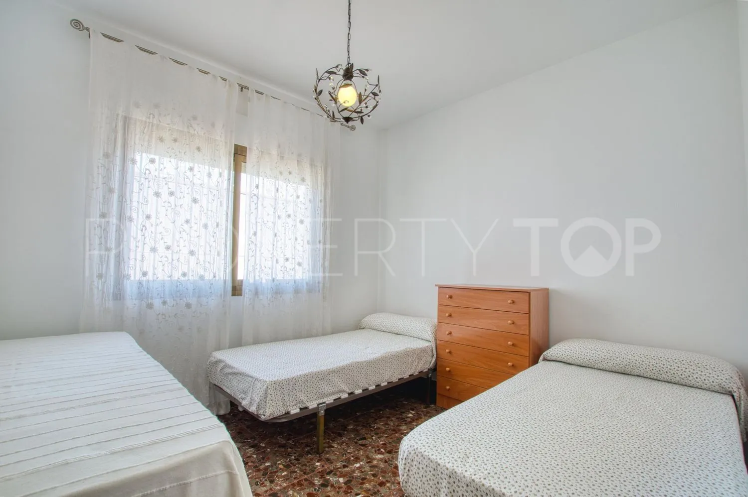 Casa de campo de 4 dormitorios a la venta en Periana
