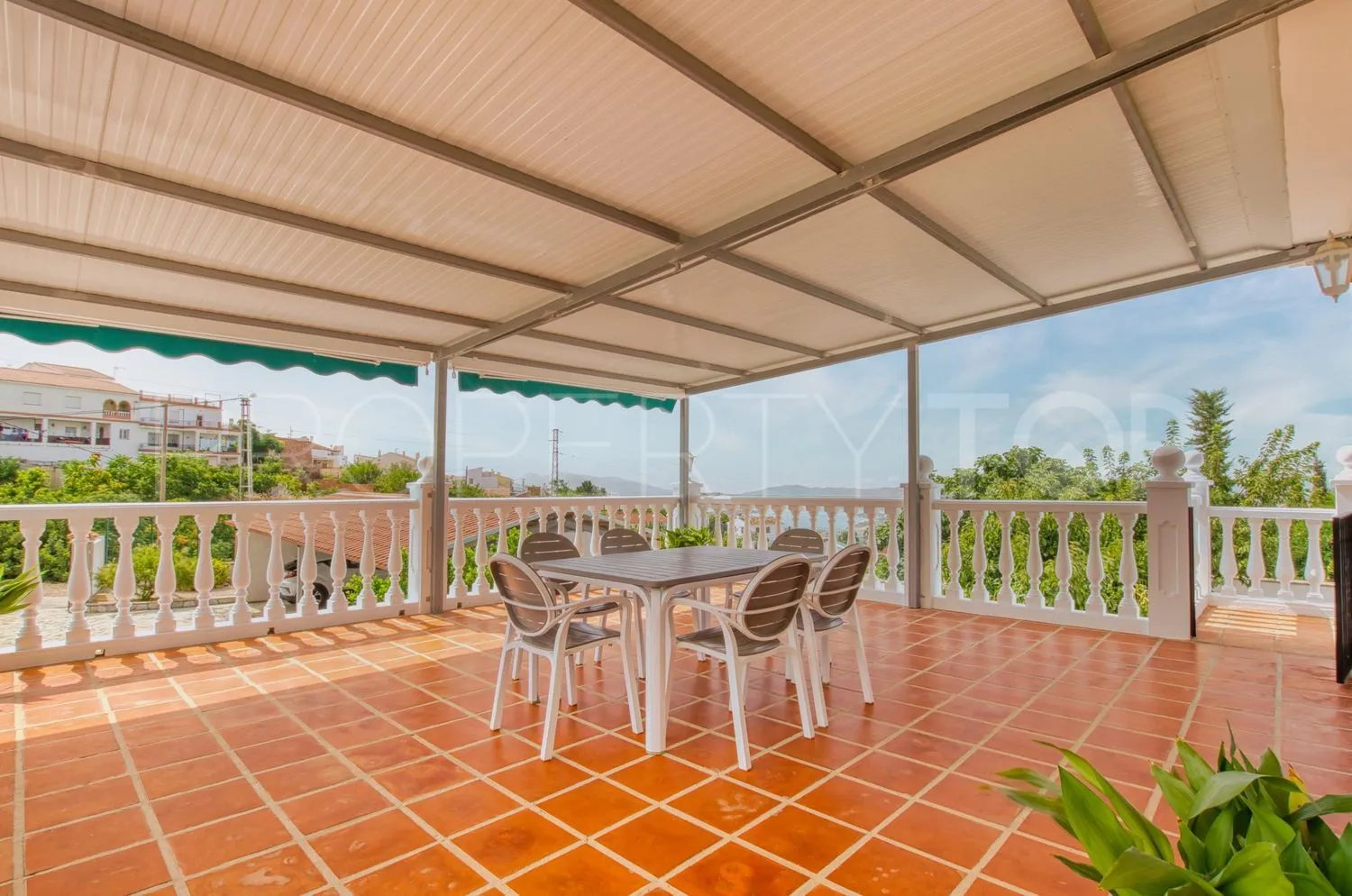 Casa de campo de 4 dormitorios a la venta en Periana
