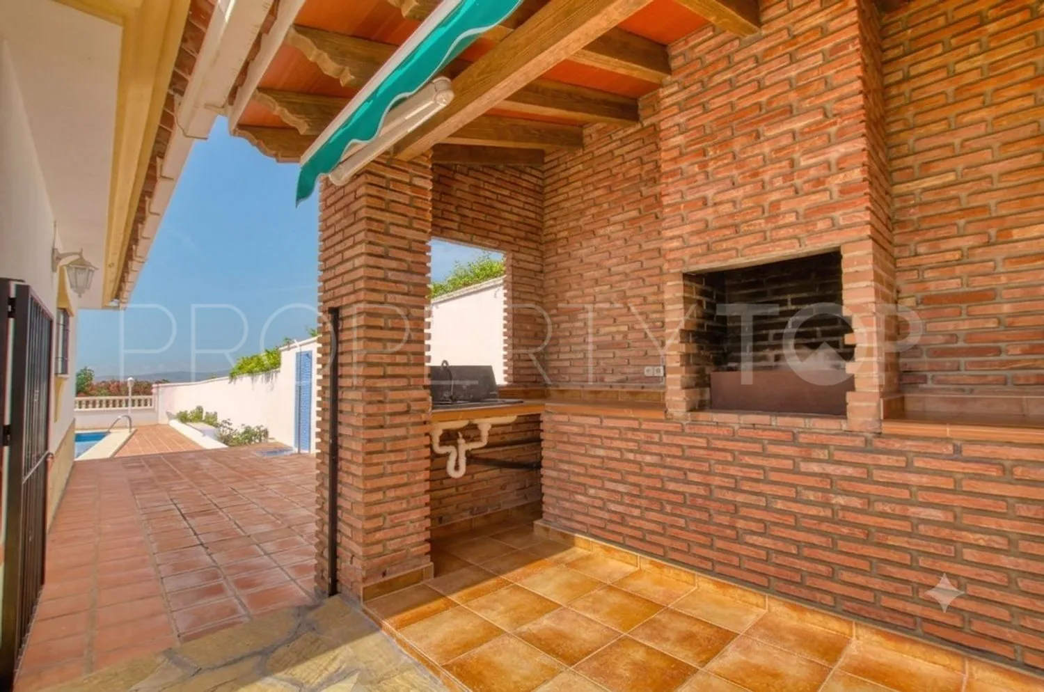 Casa de campo de 4 dormitorios a la venta en Periana