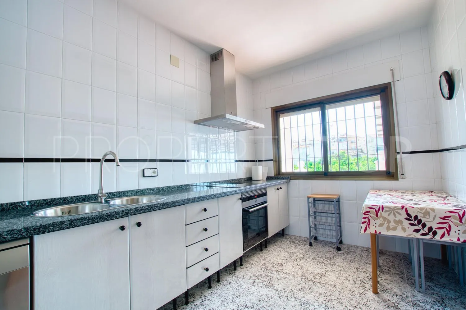 Casa de campo de 4 dormitorios a la venta en Periana