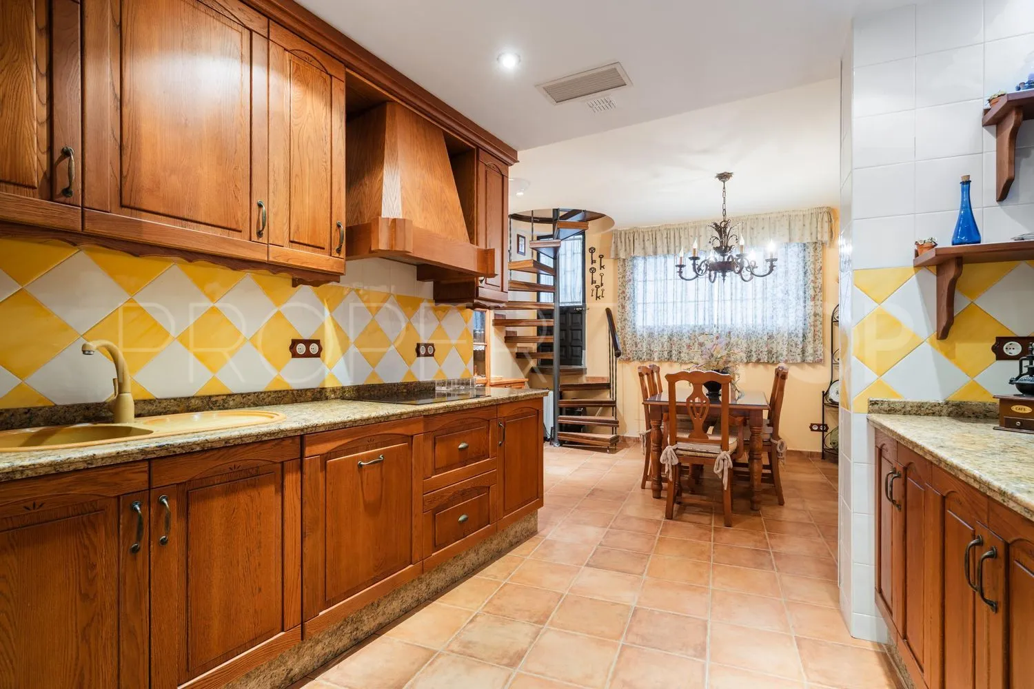 Casa en venta con 4 dormitorios en Istan