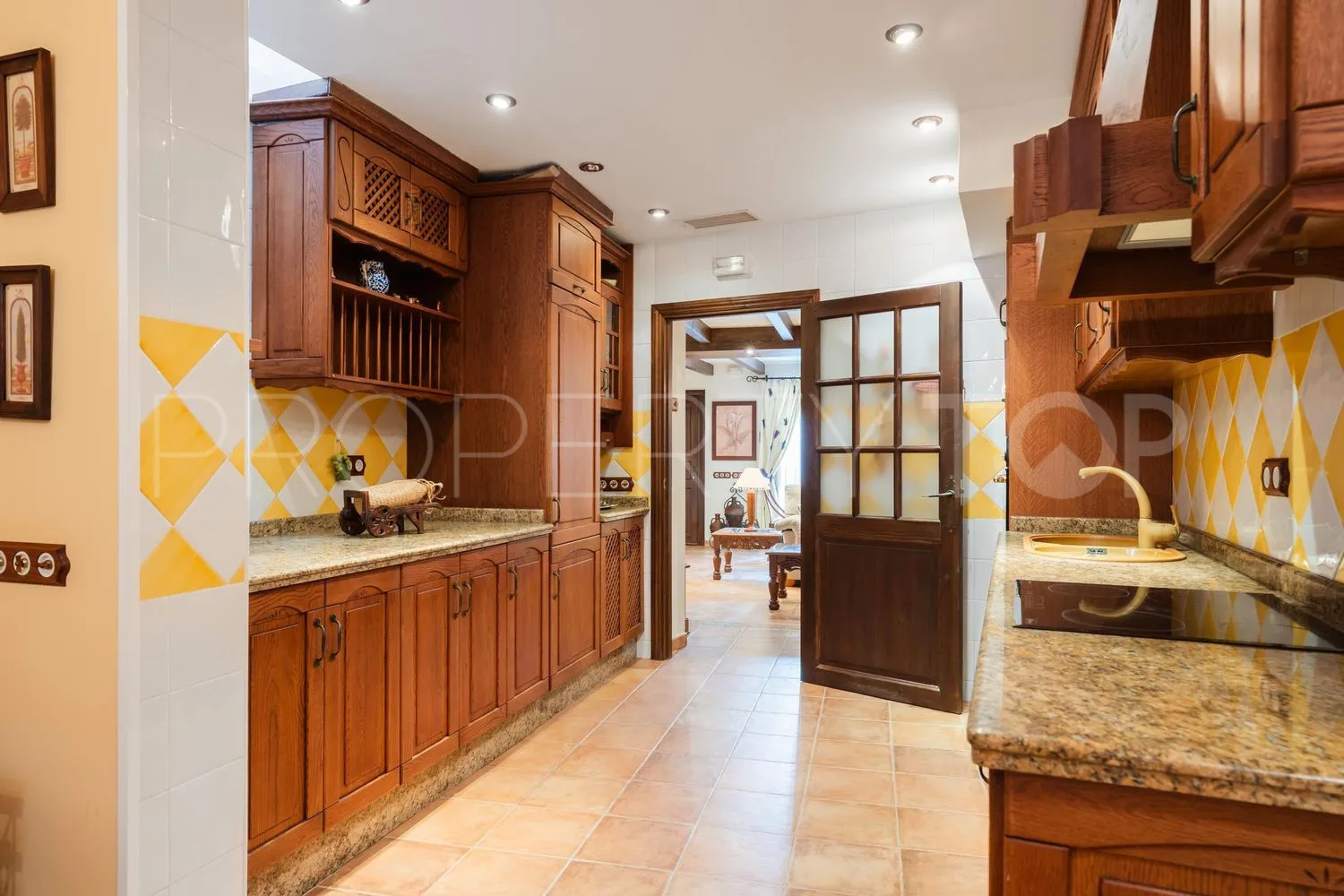 Casa en venta con 4 dormitorios en Istan