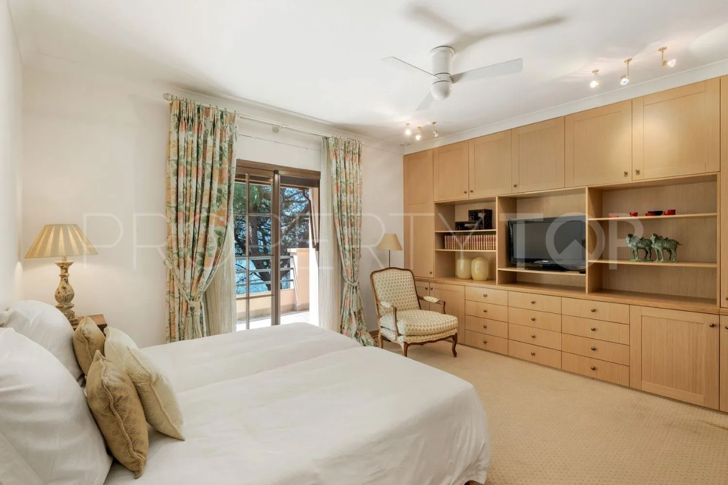 Comprar casa de 9 dormitorios en Ojen