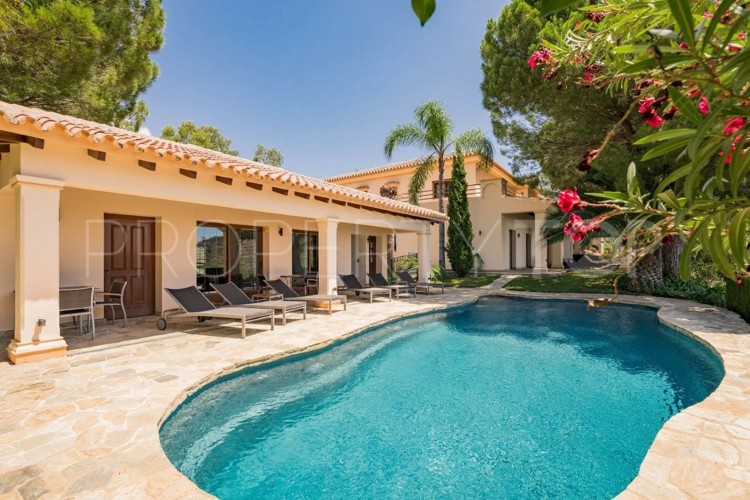 Comprar casa de 9 dormitorios en Ojen
