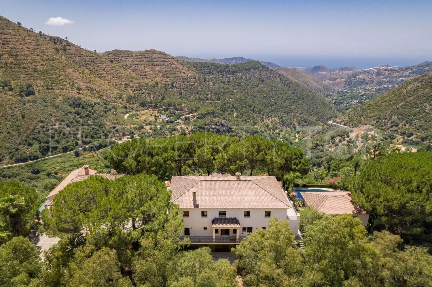 Comprar casa de 9 dormitorios en Ojen