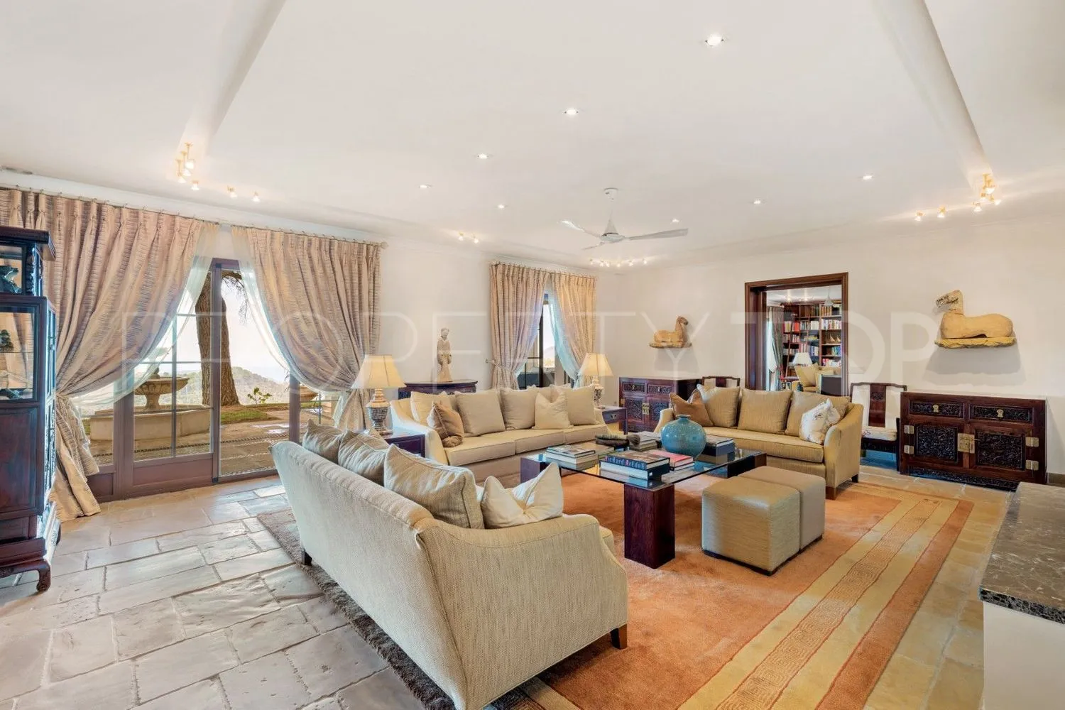 Comprar casa de 9 dormitorios en Ojen