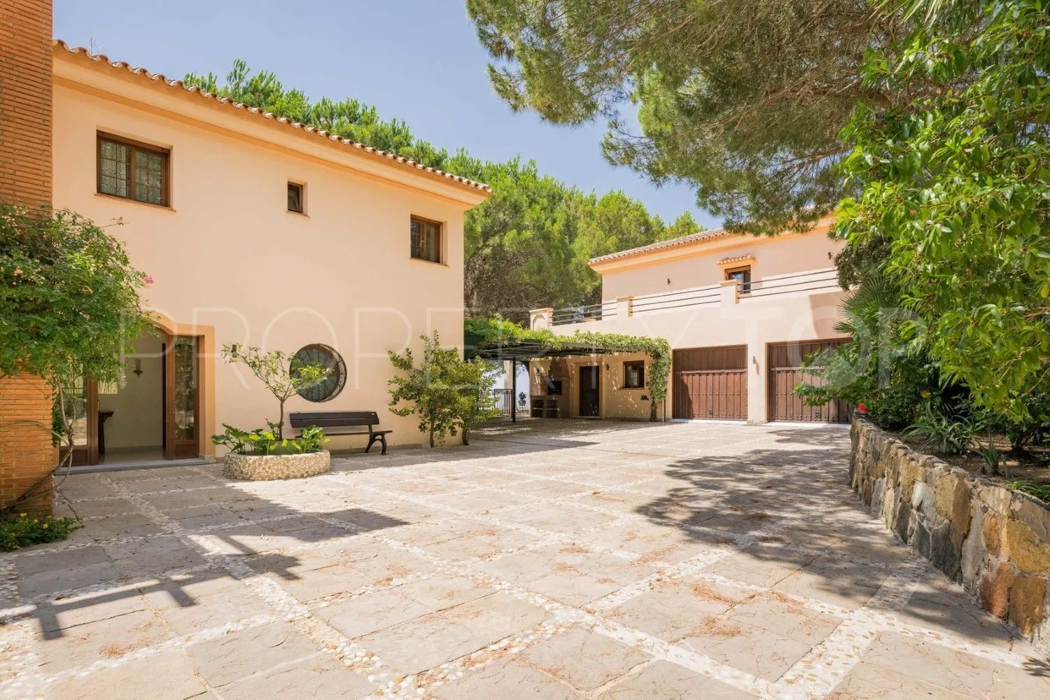 Comprar casa de 9 dormitorios en Ojen