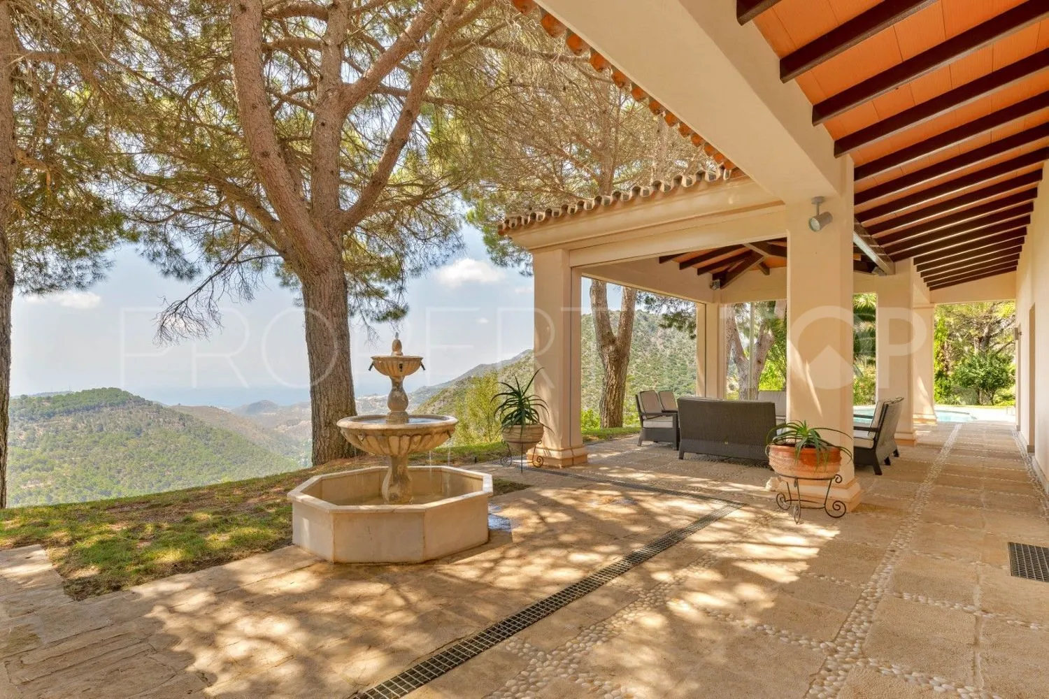 Comprar casa de 9 dormitorios en Ojen