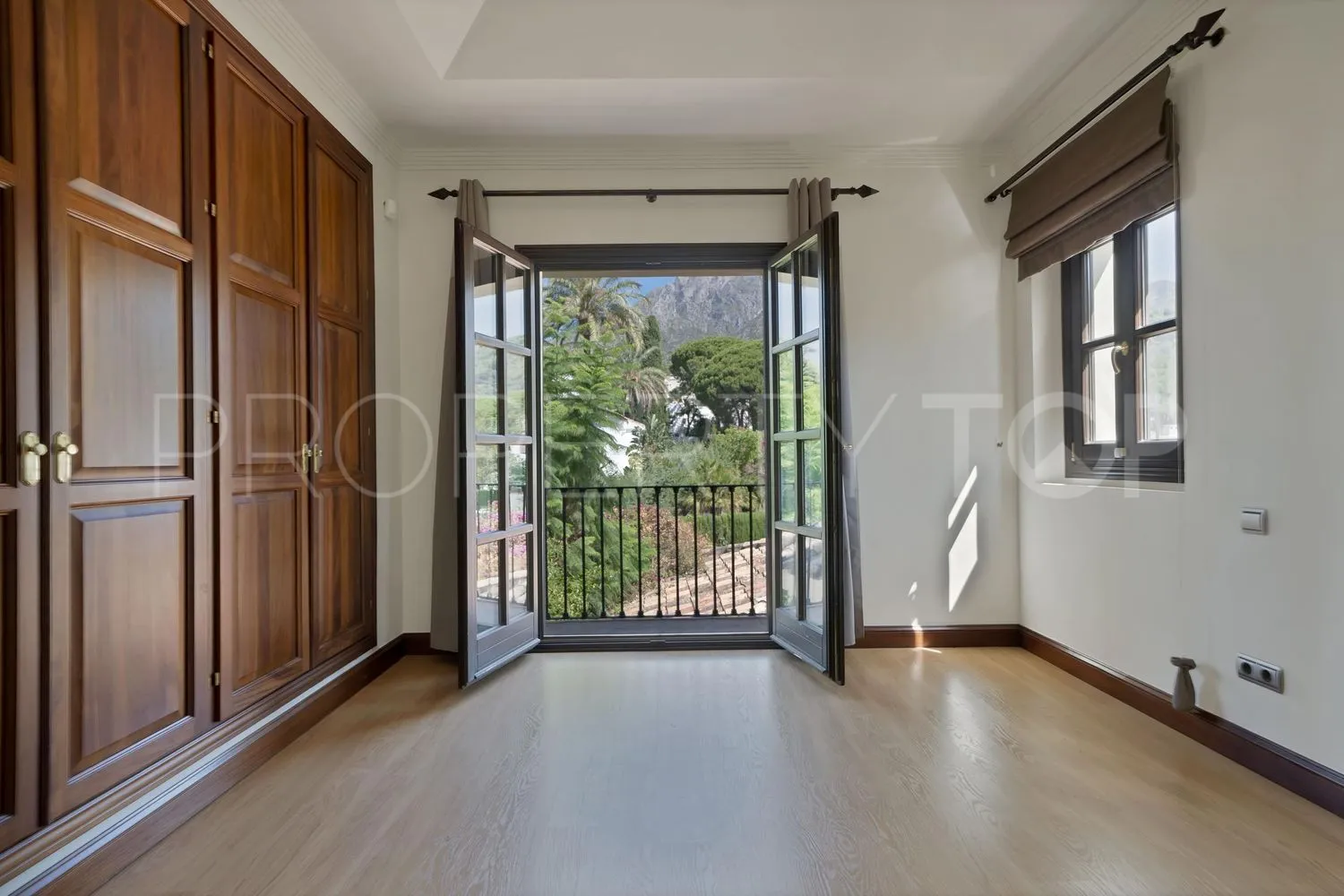 Casa en venta en Las Lomas del Marbella Club con 5 dormitorios