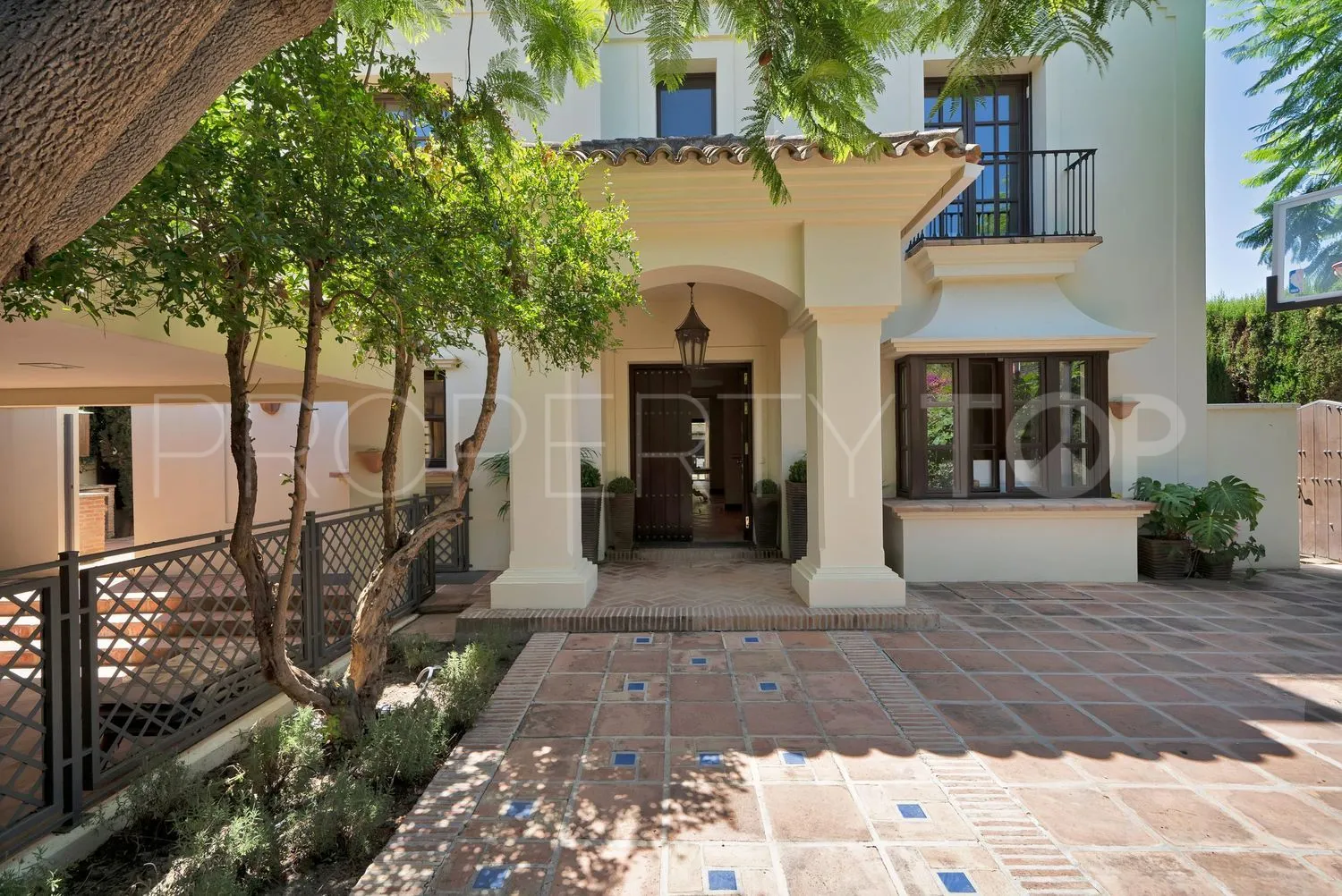 Casa en venta en Las Lomas del Marbella Club con 5 dormitorios