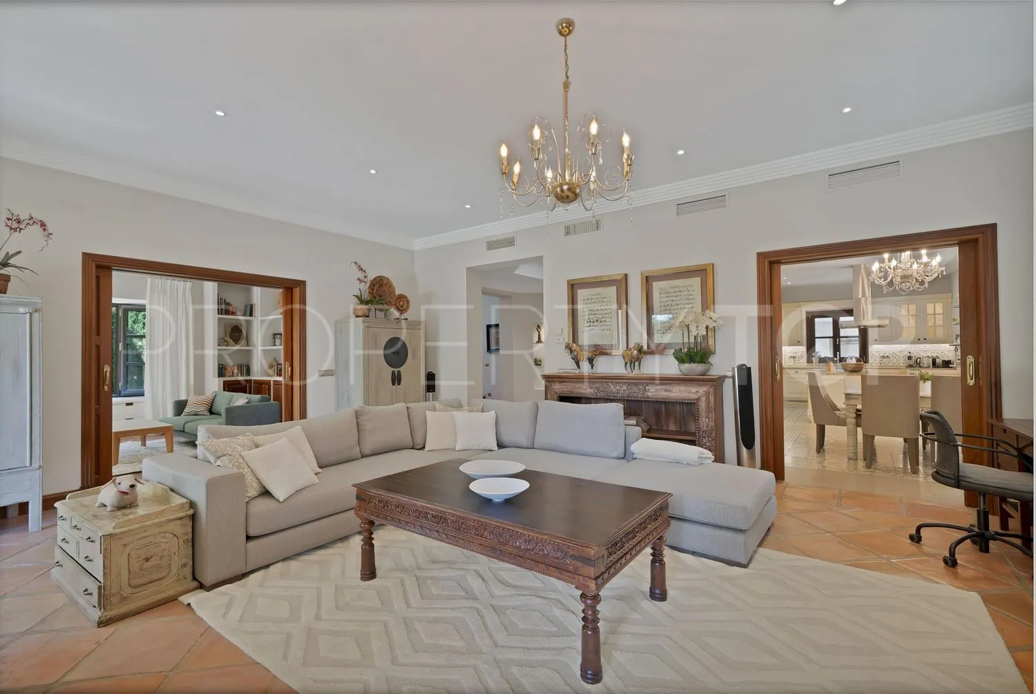 Casa en venta en Las Lomas del Marbella Club con 5 dormitorios