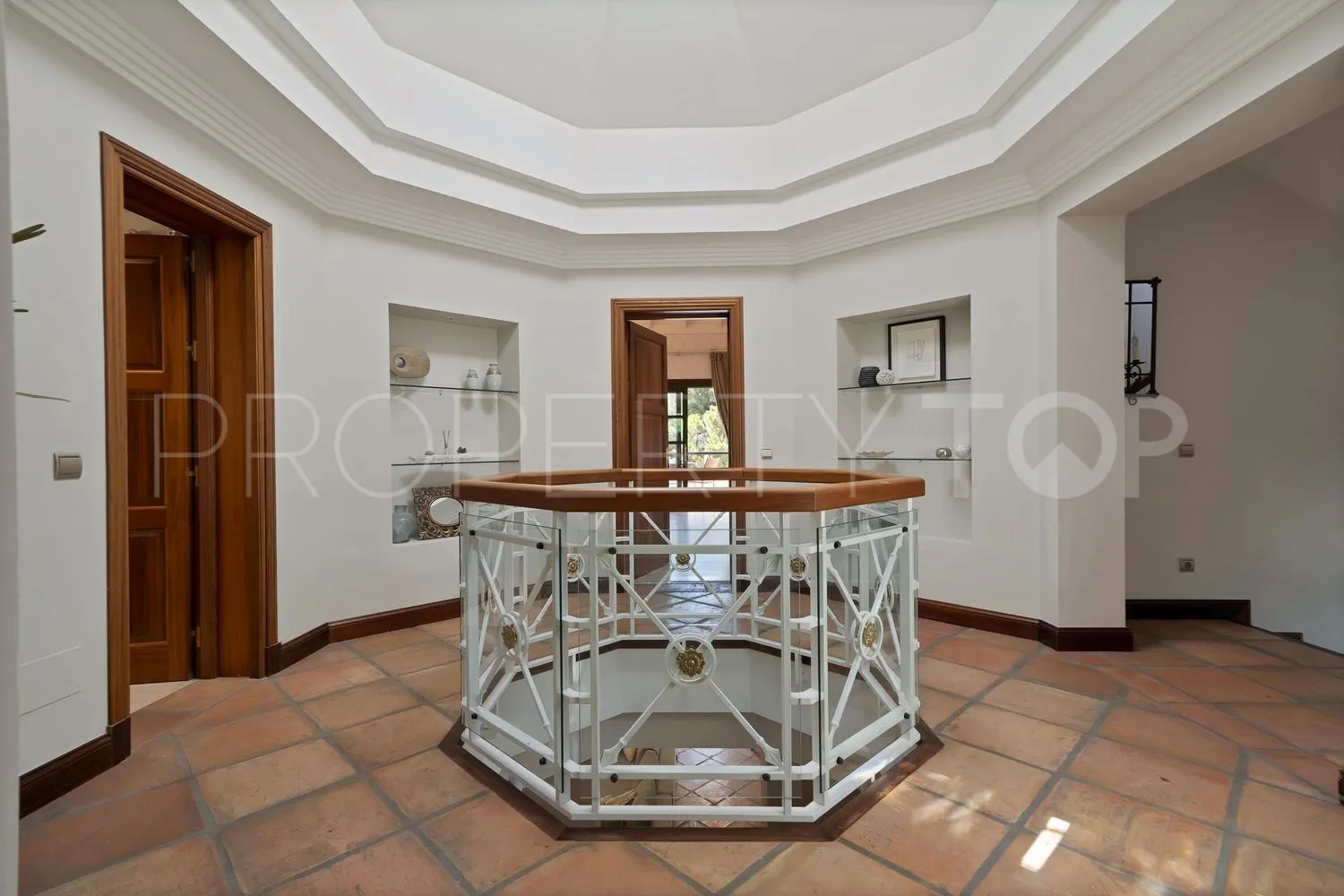 Casa en venta en Las Lomas del Marbella Club con 5 dormitorios