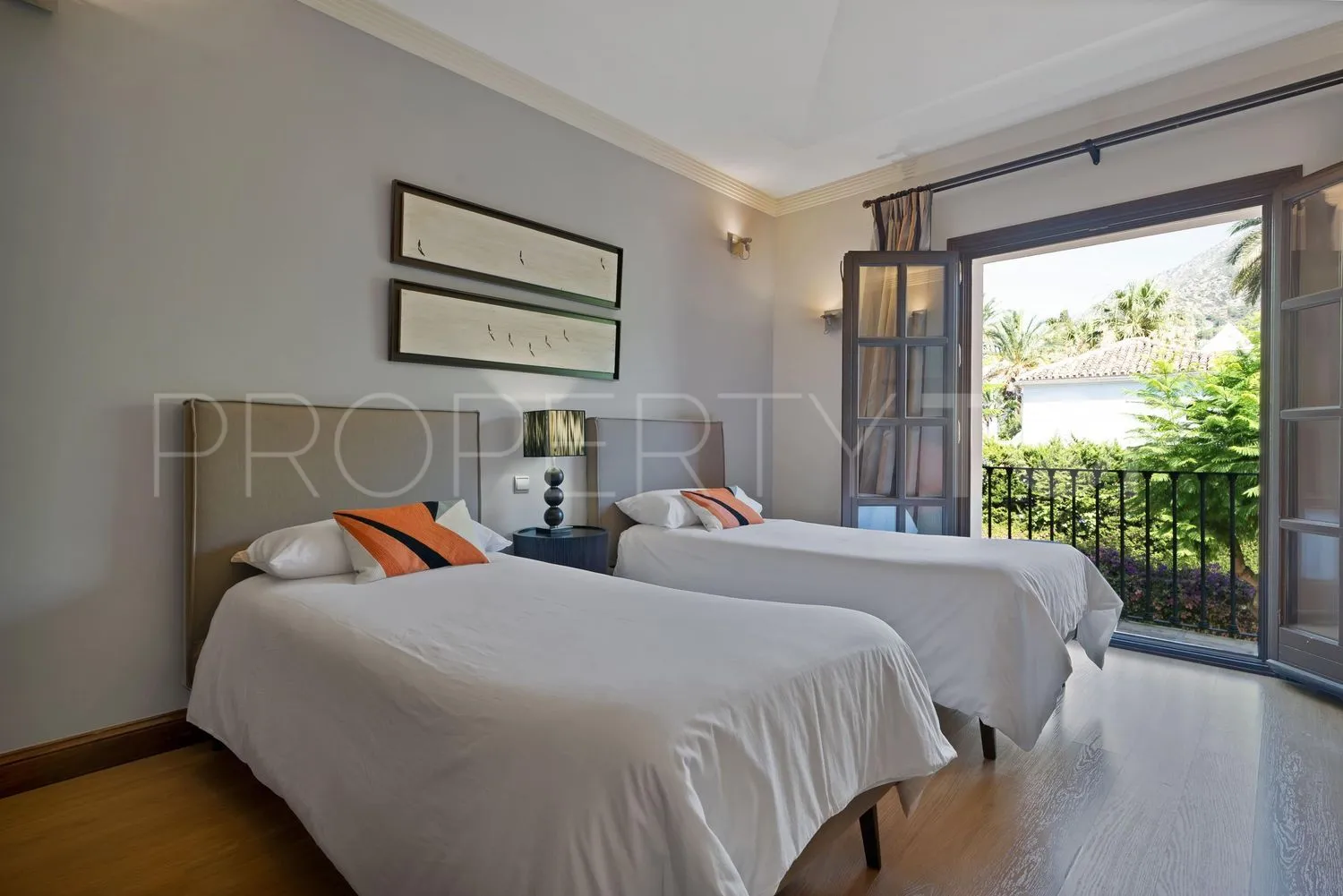 Casa en venta en Las Lomas del Marbella Club con 5 dormitorios