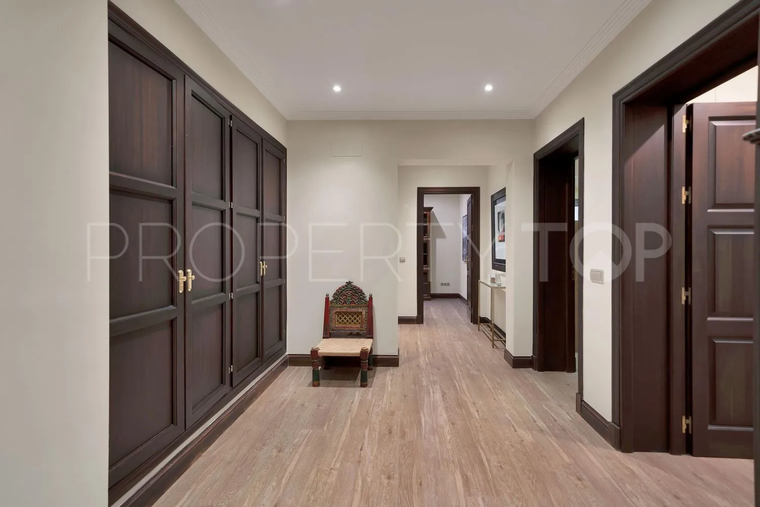Casa en venta en Las Lomas del Marbella Club con 5 dormitorios
