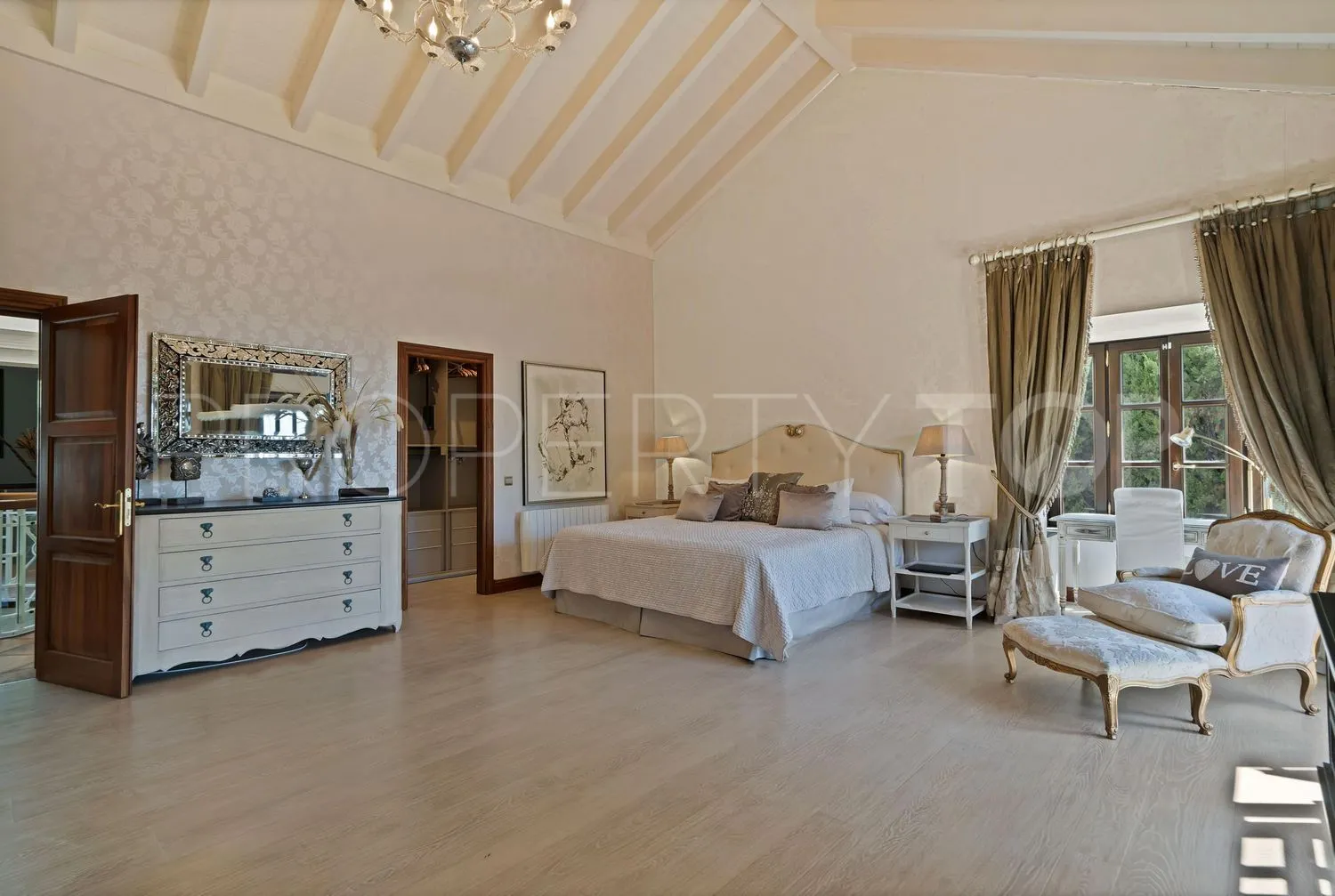 Casa en venta en Las Lomas del Marbella Club con 5 dormitorios