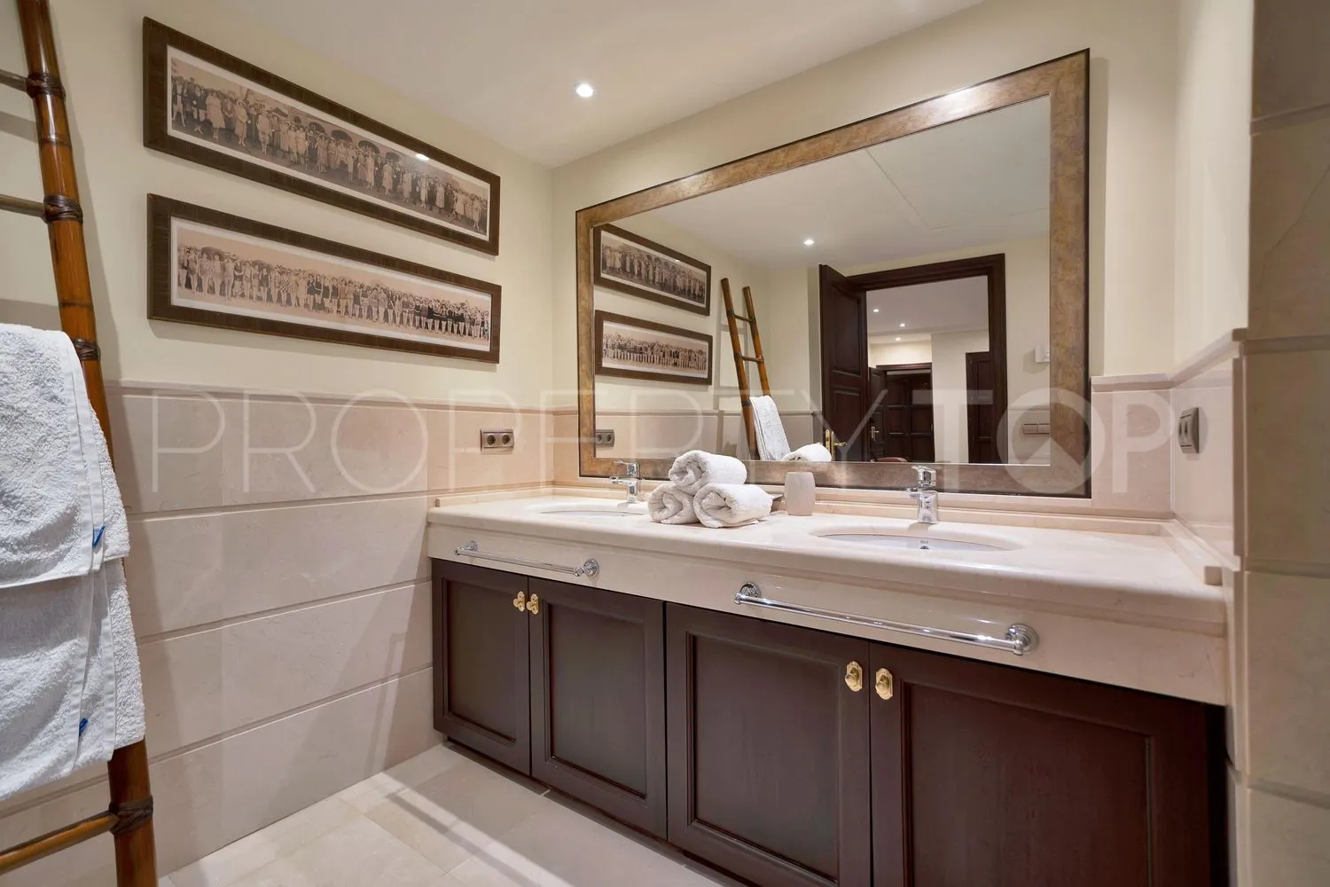 Casa en venta en Las Lomas del Marbella Club con 5 dormitorios