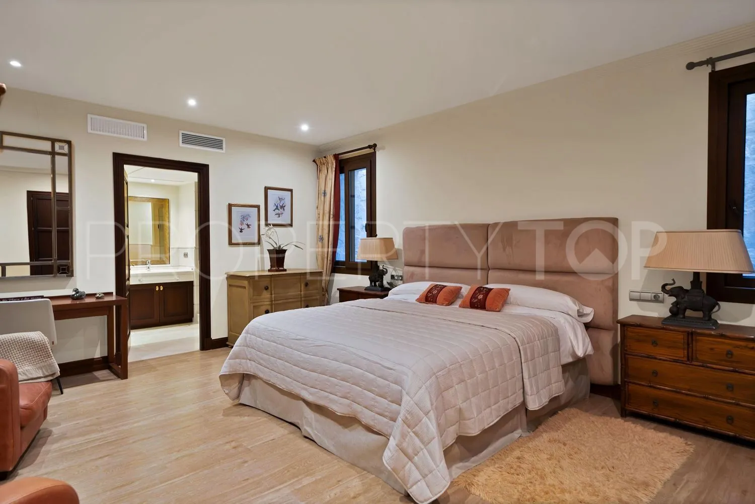 Casa en venta en Las Lomas del Marbella Club con 5 dormitorios