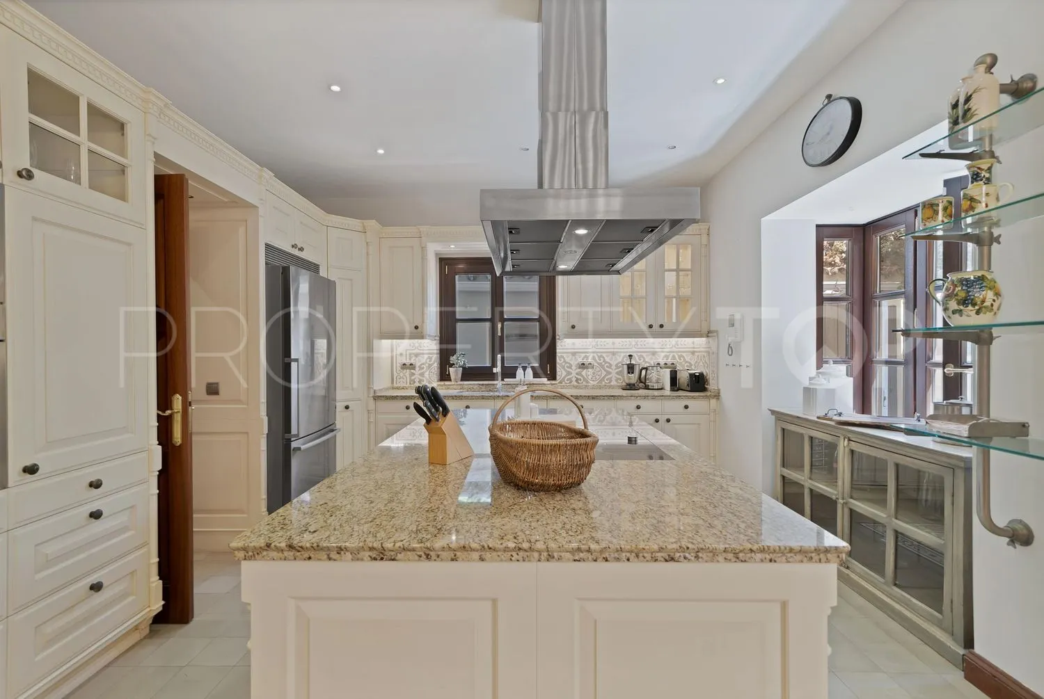 Casa en venta en Las Lomas del Marbella Club con 5 dormitorios