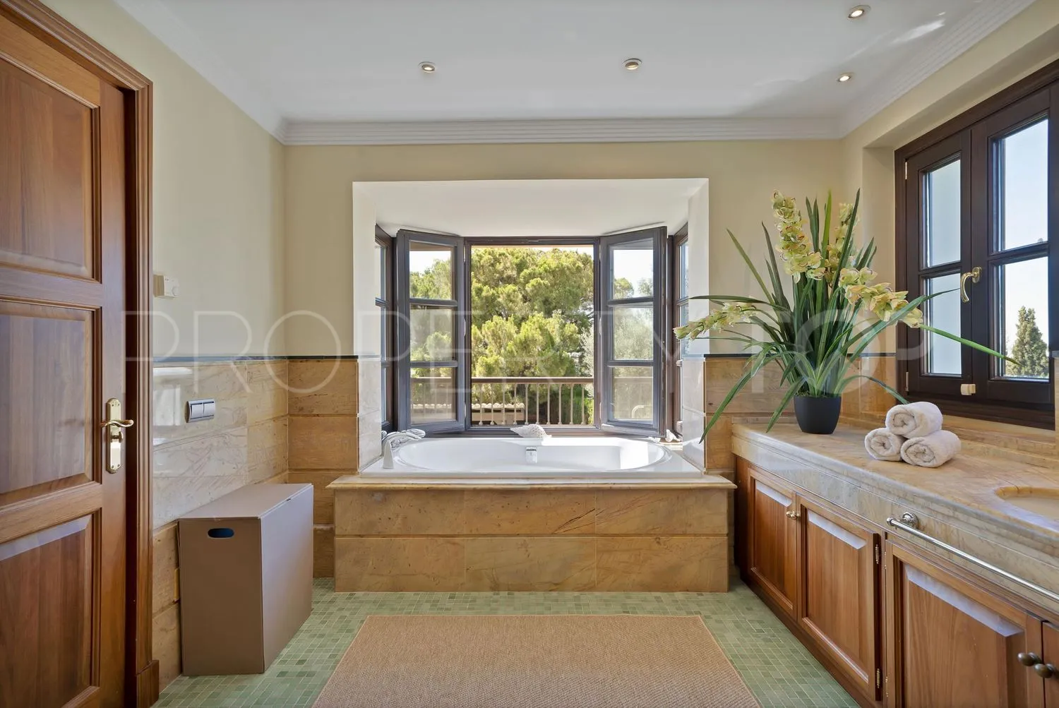 Casa en venta en Las Lomas del Marbella Club con 5 dormitorios