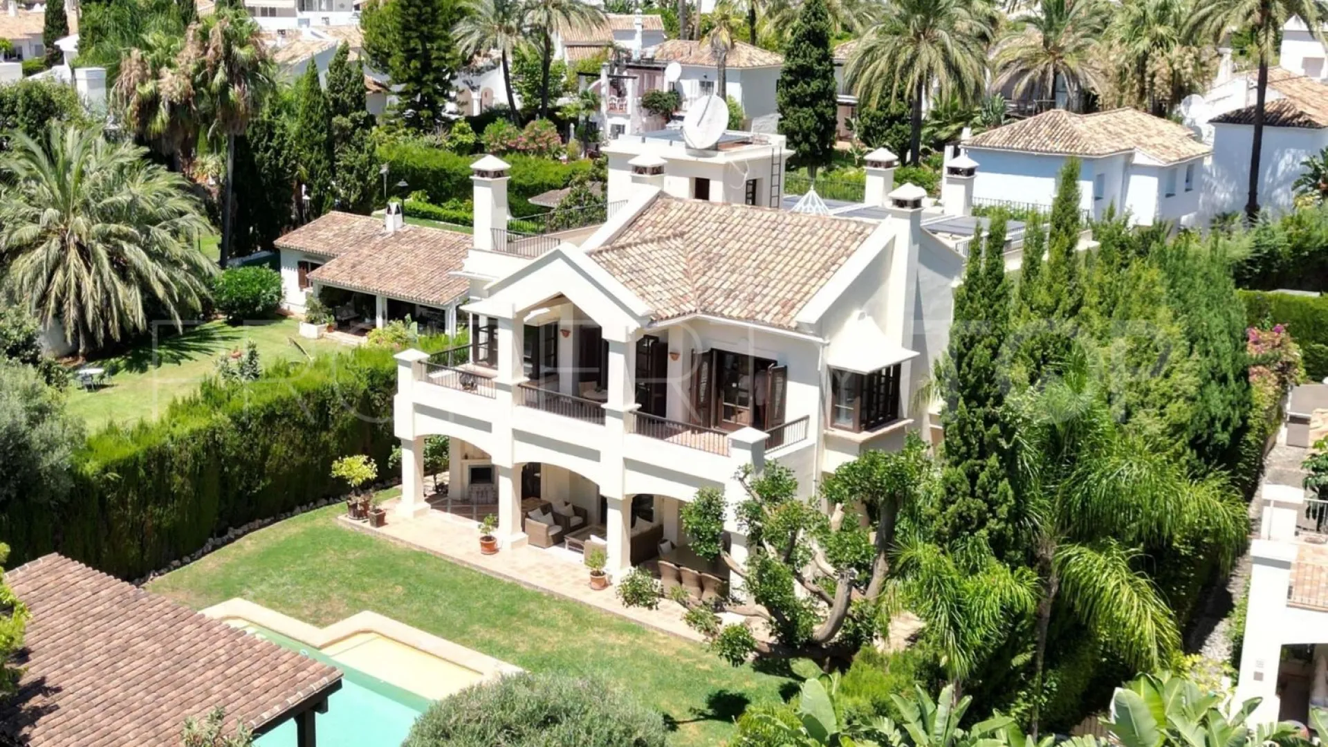 Casa en venta en Las Lomas del Marbella Club con 5 dormitorios