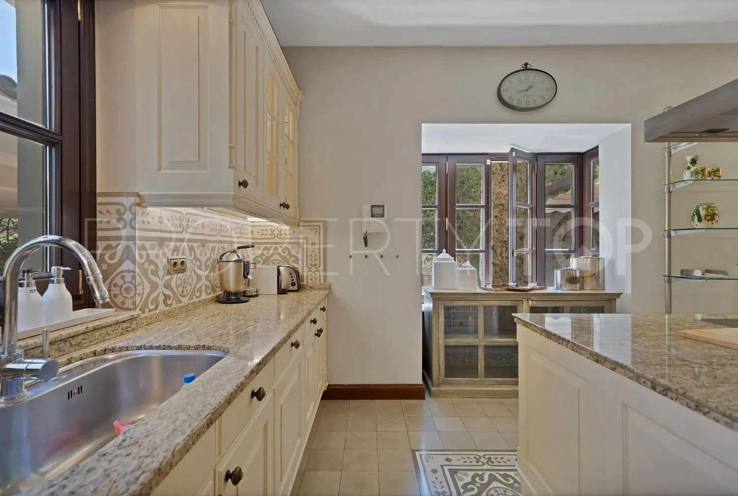 Casa en venta en Las Lomas del Marbella Club con 5 dormitorios