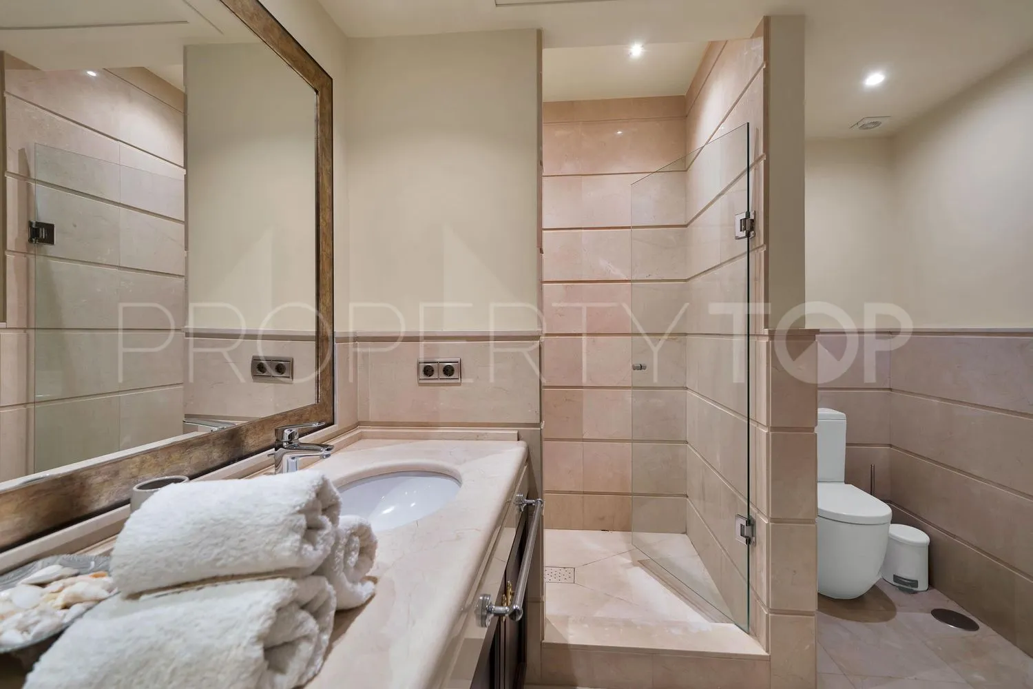 Casa en venta en Las Lomas del Marbella Club con 5 dormitorios