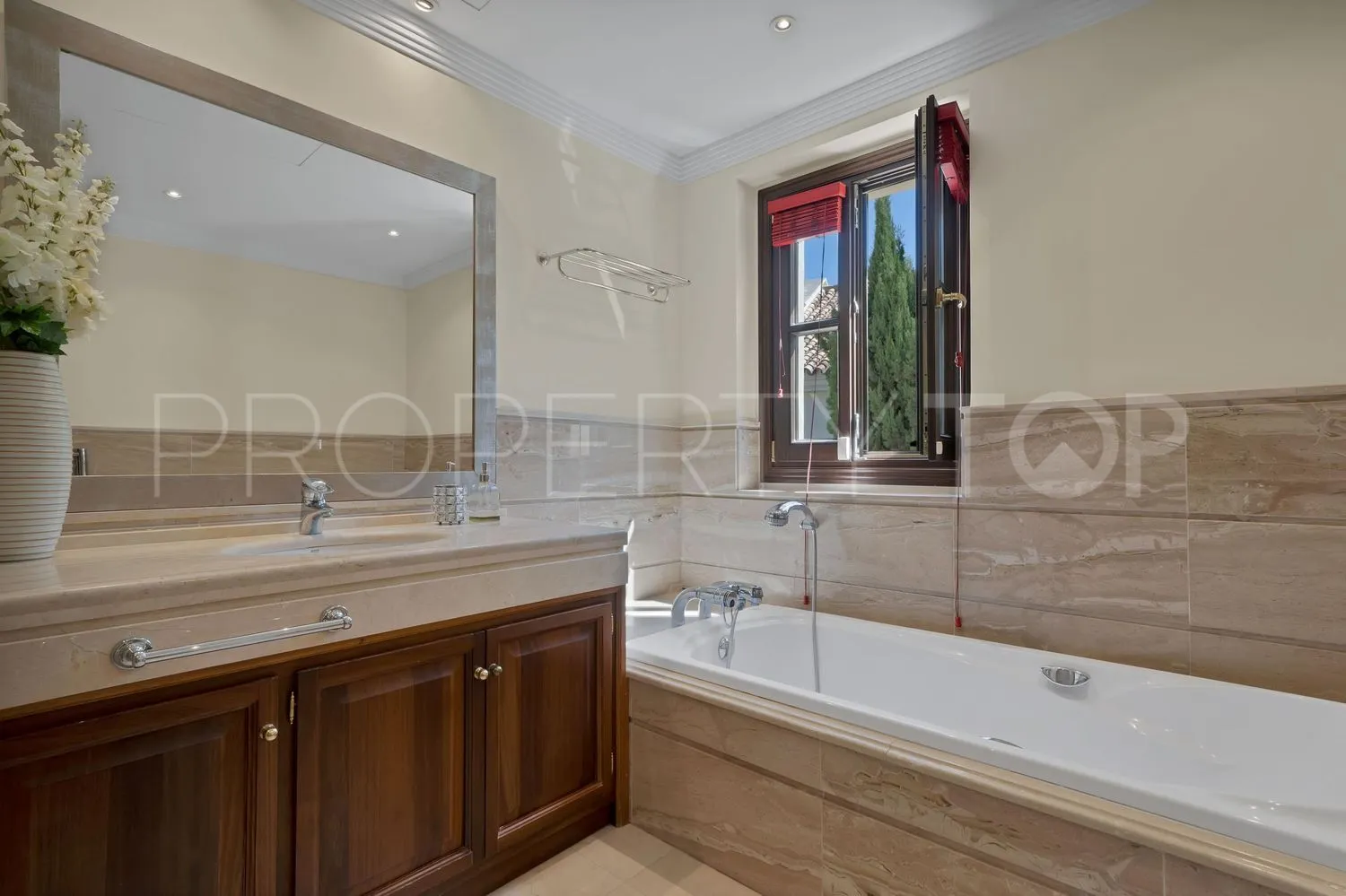 Casa en venta en Las Lomas del Marbella Club con 5 dormitorios