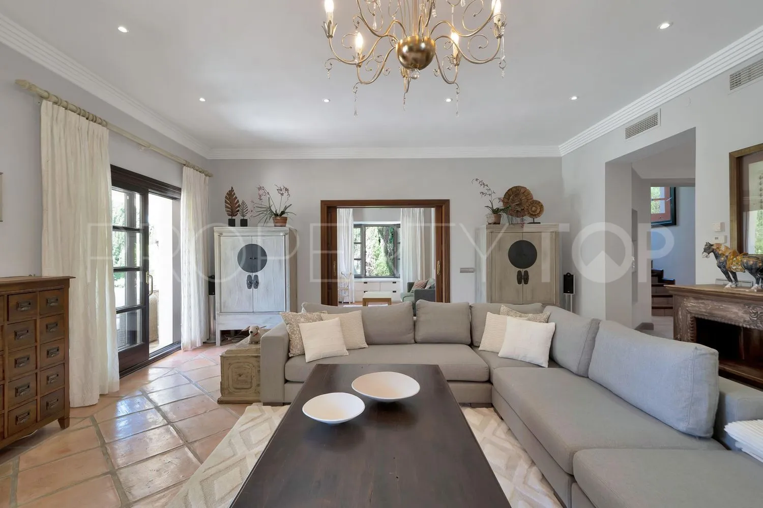 Casa en venta en Las Lomas del Marbella Club con 5 dormitorios