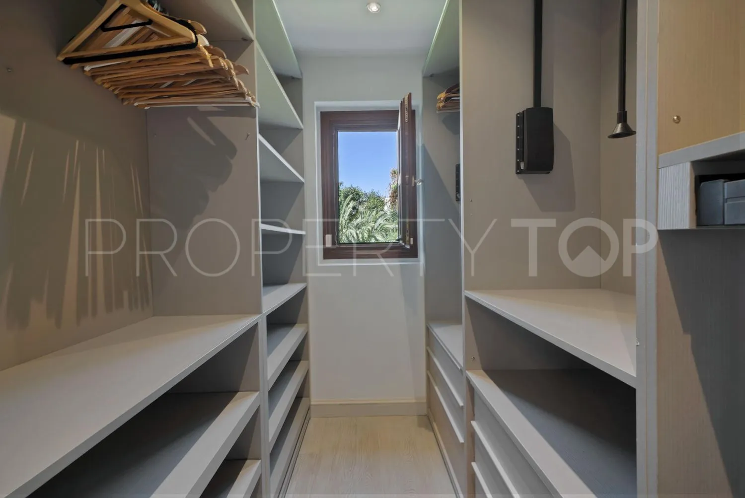 Casa en venta en Las Lomas del Marbella Club con 5 dormitorios