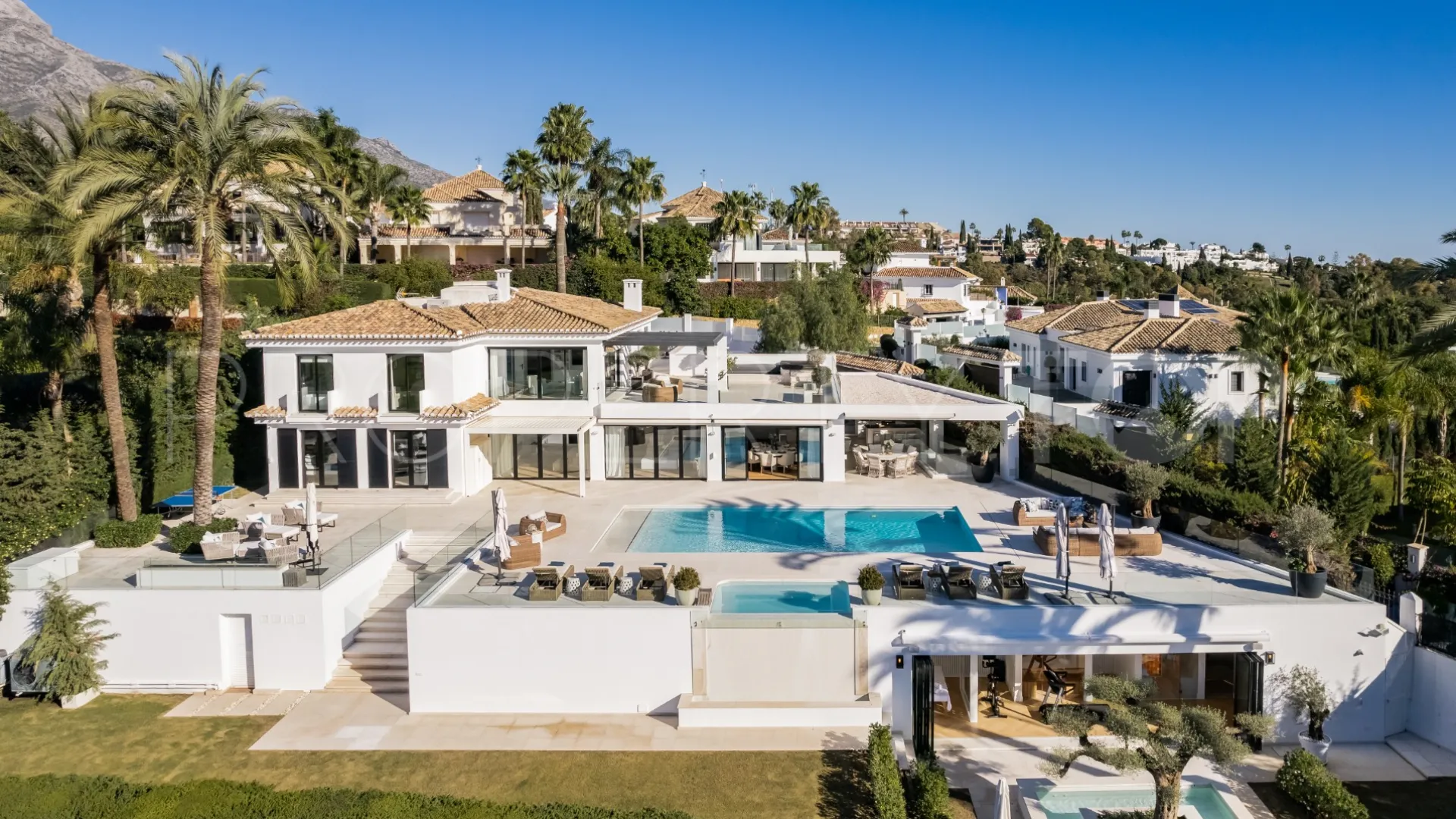 Villa for sale in Los Naranjos Golf with 7 bedrooms