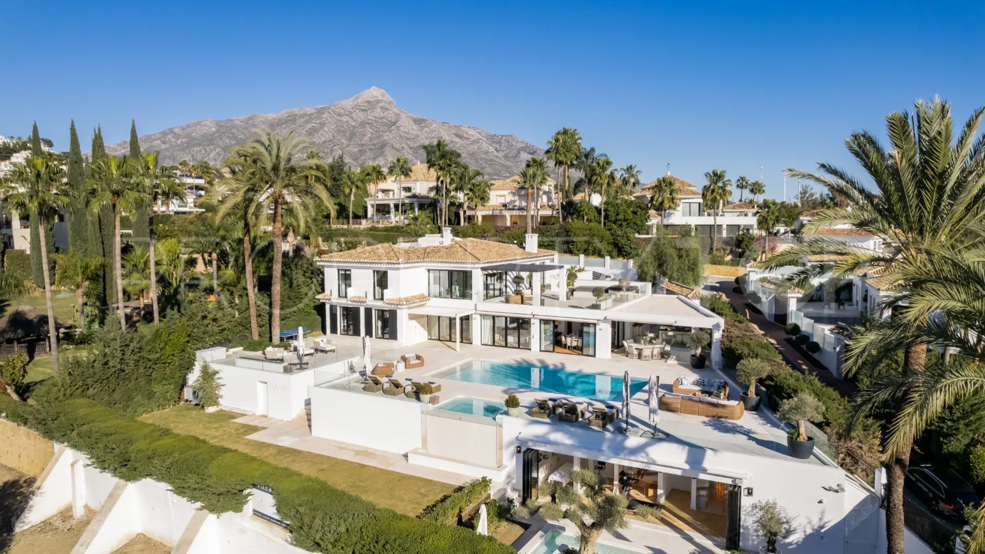 Villa for sale in Los Naranjos Golf with 7 bedrooms