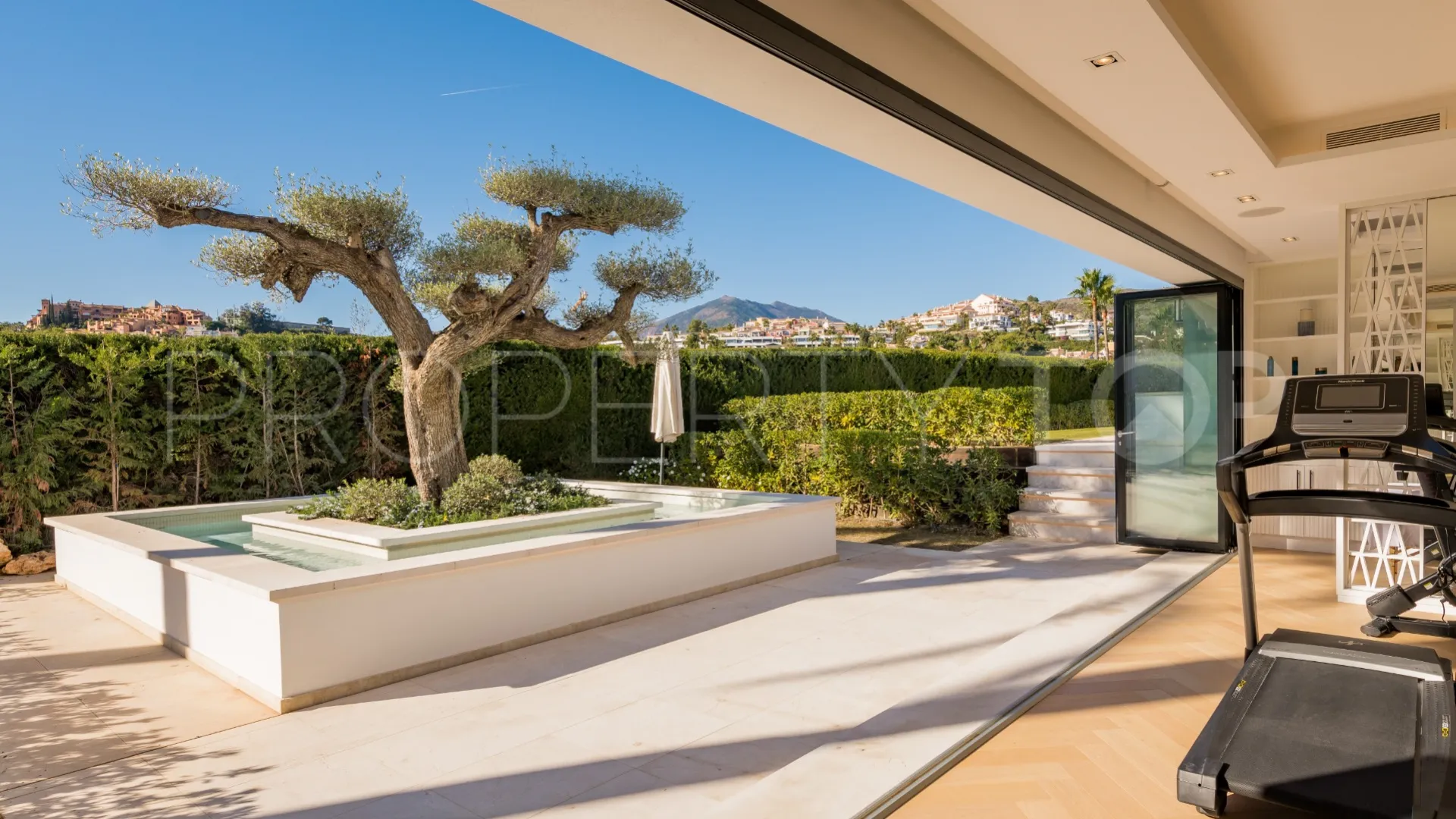Villa for sale in Los Naranjos Golf with 7 bedrooms