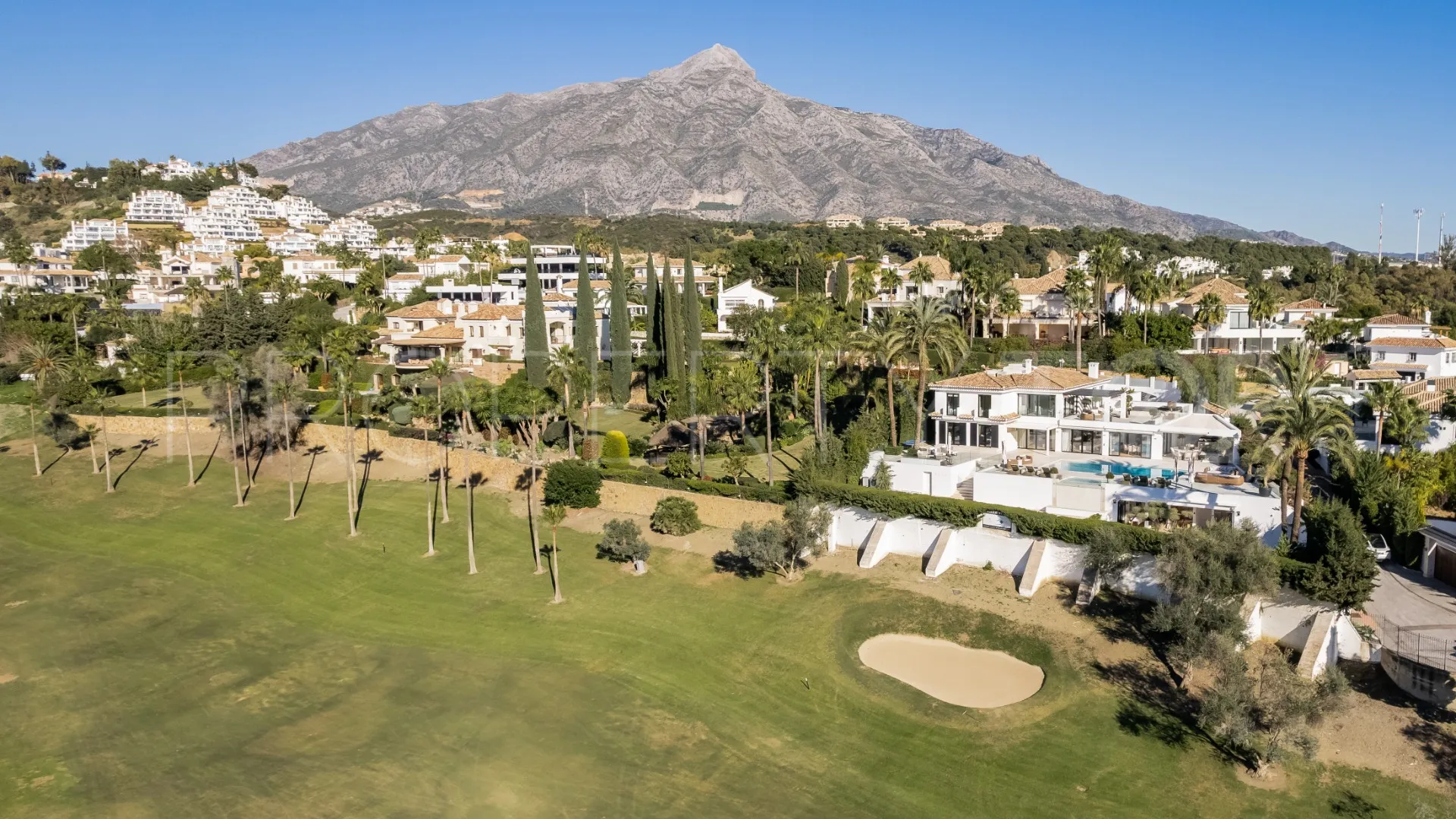 Villa for sale in Los Naranjos Golf with 7 bedrooms