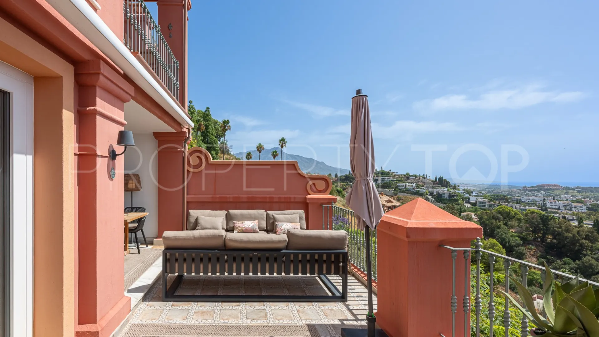 Duplex with 4 bedrooms for sale in Monte Halcones