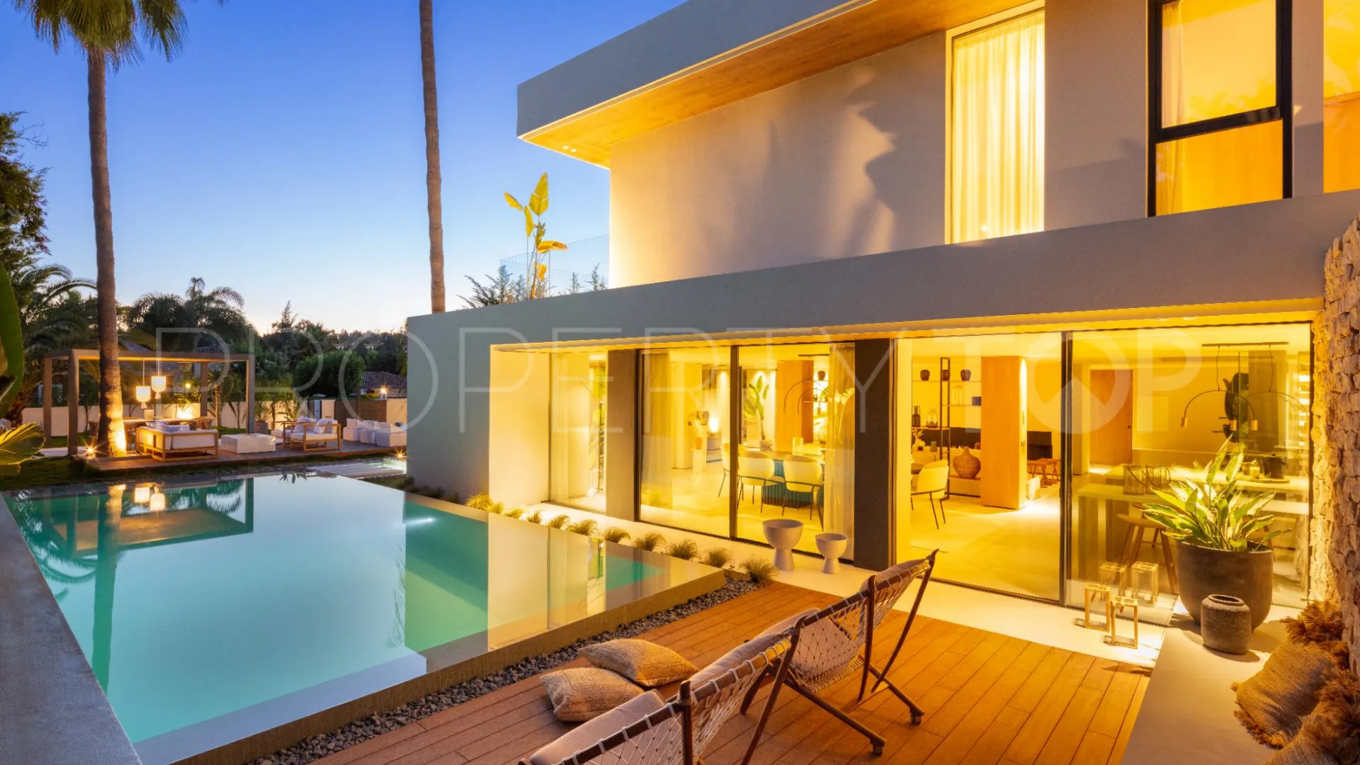 Villa a la venta de 4 dormitorios en Nueva Andalucia