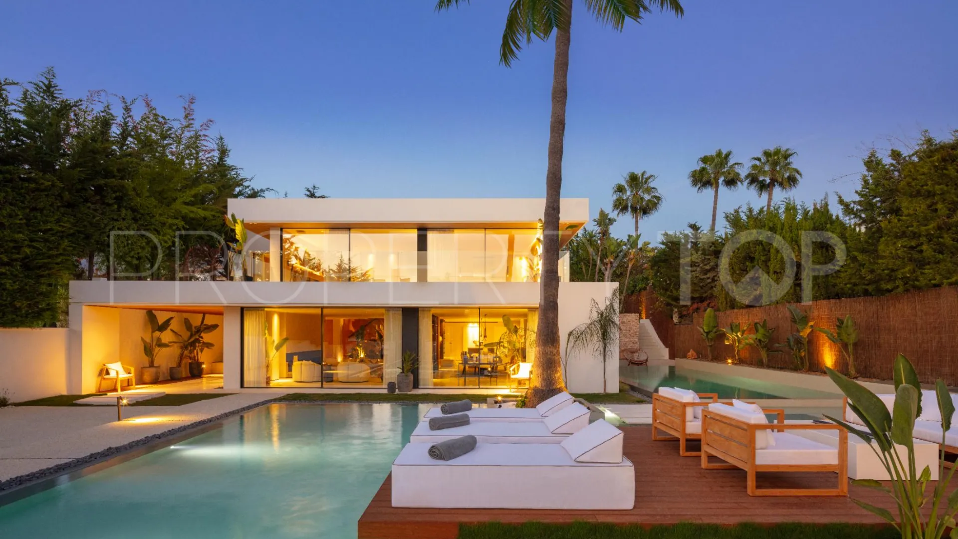 Villa a la venta de 4 dormitorios en Nueva Andalucia
