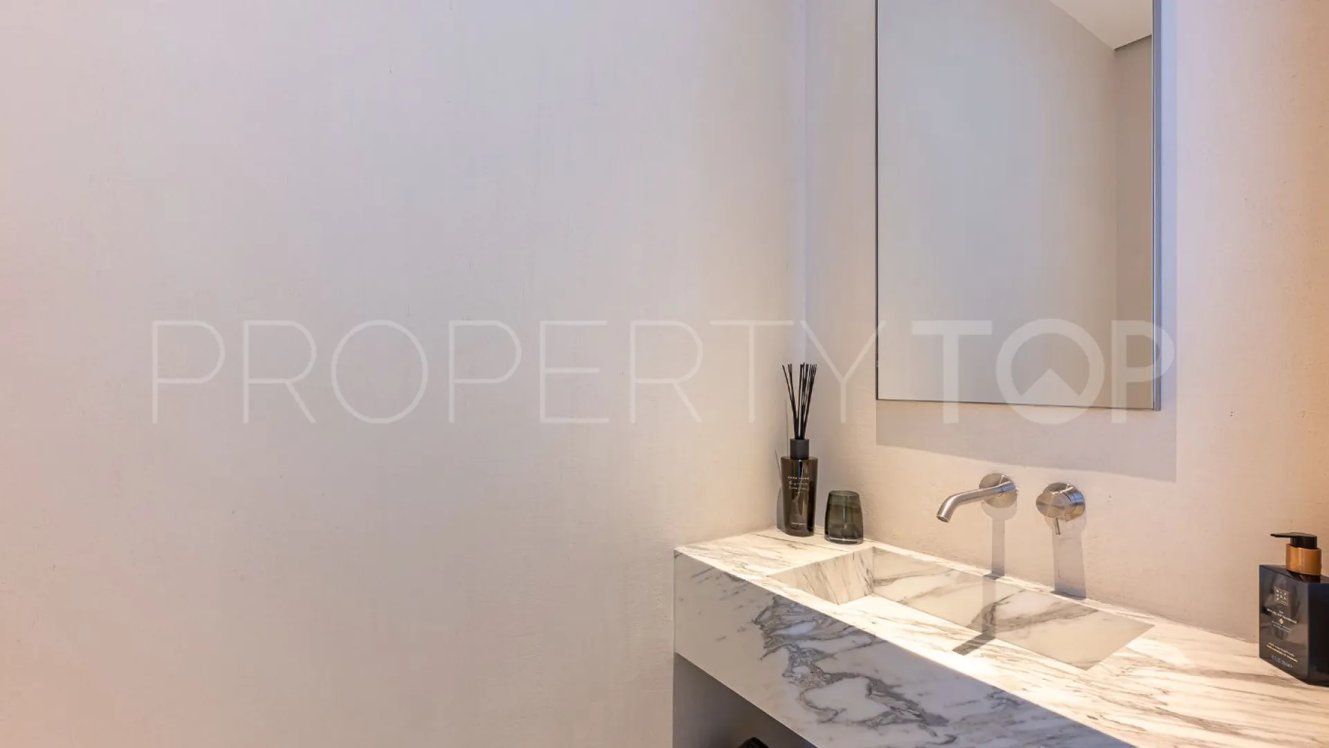 Byu Hills 3 bedrooms apartment for sale