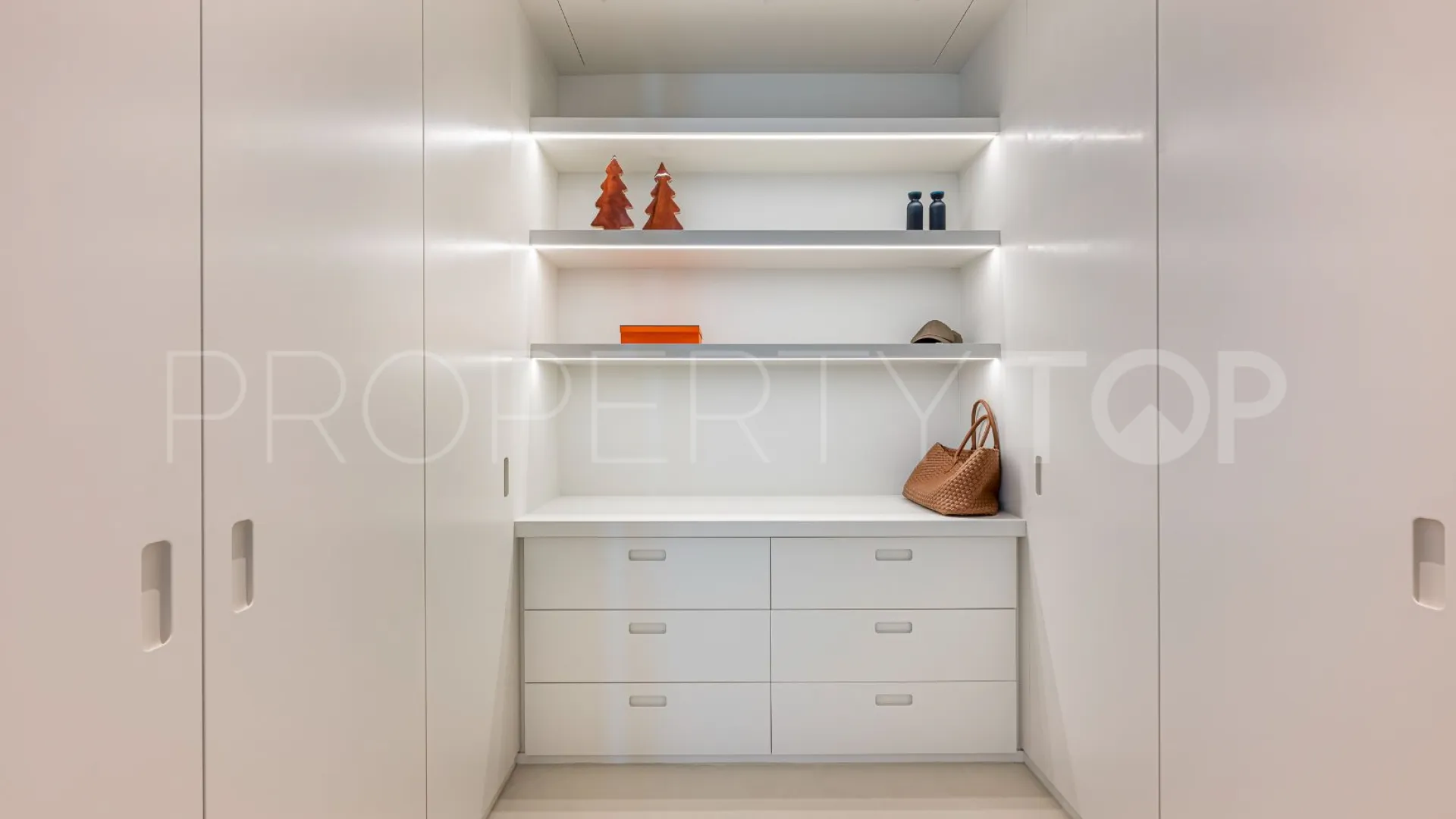 Byu Hills 3 bedrooms apartment for sale