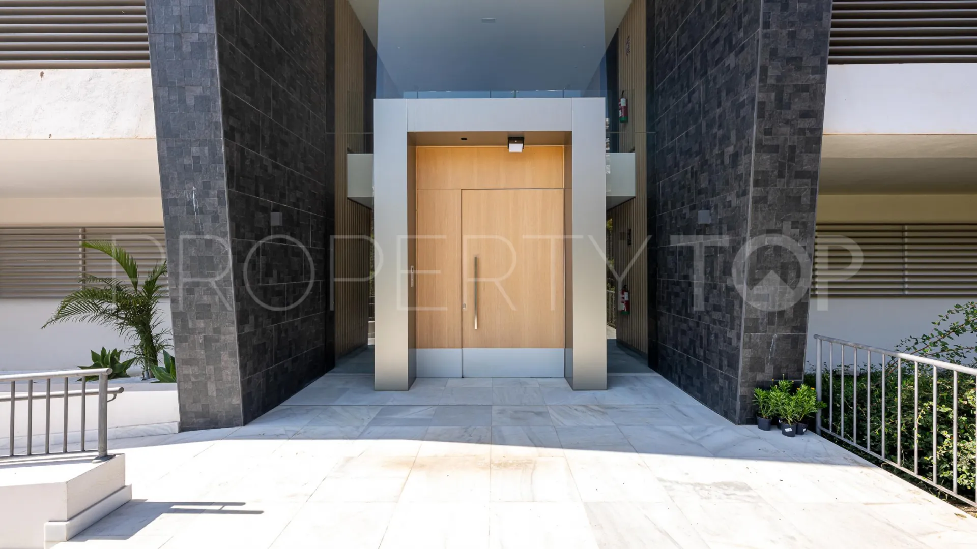 Byu Hills 3 bedrooms apartment for sale