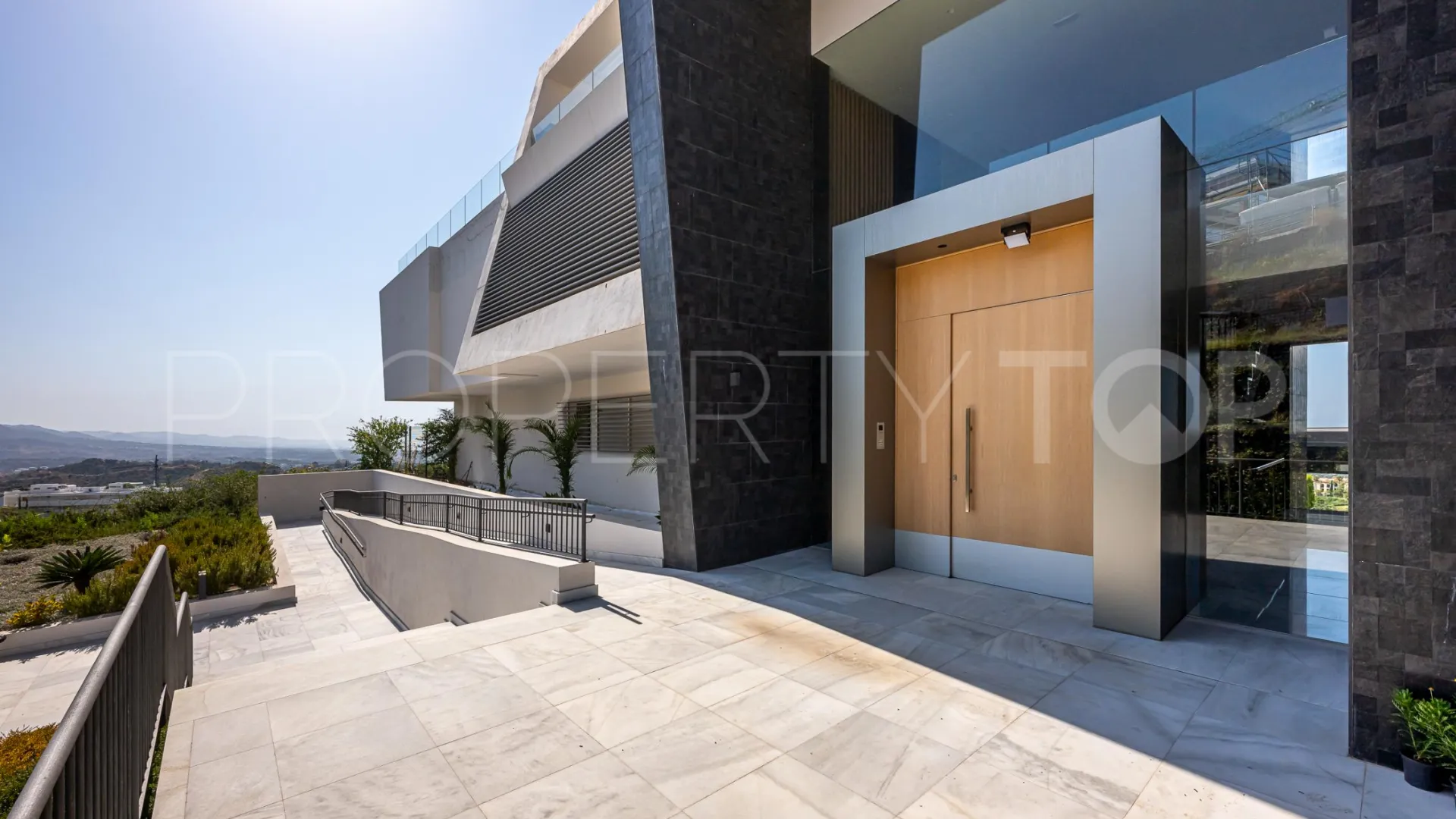 Byu Hills 3 bedrooms apartment for sale