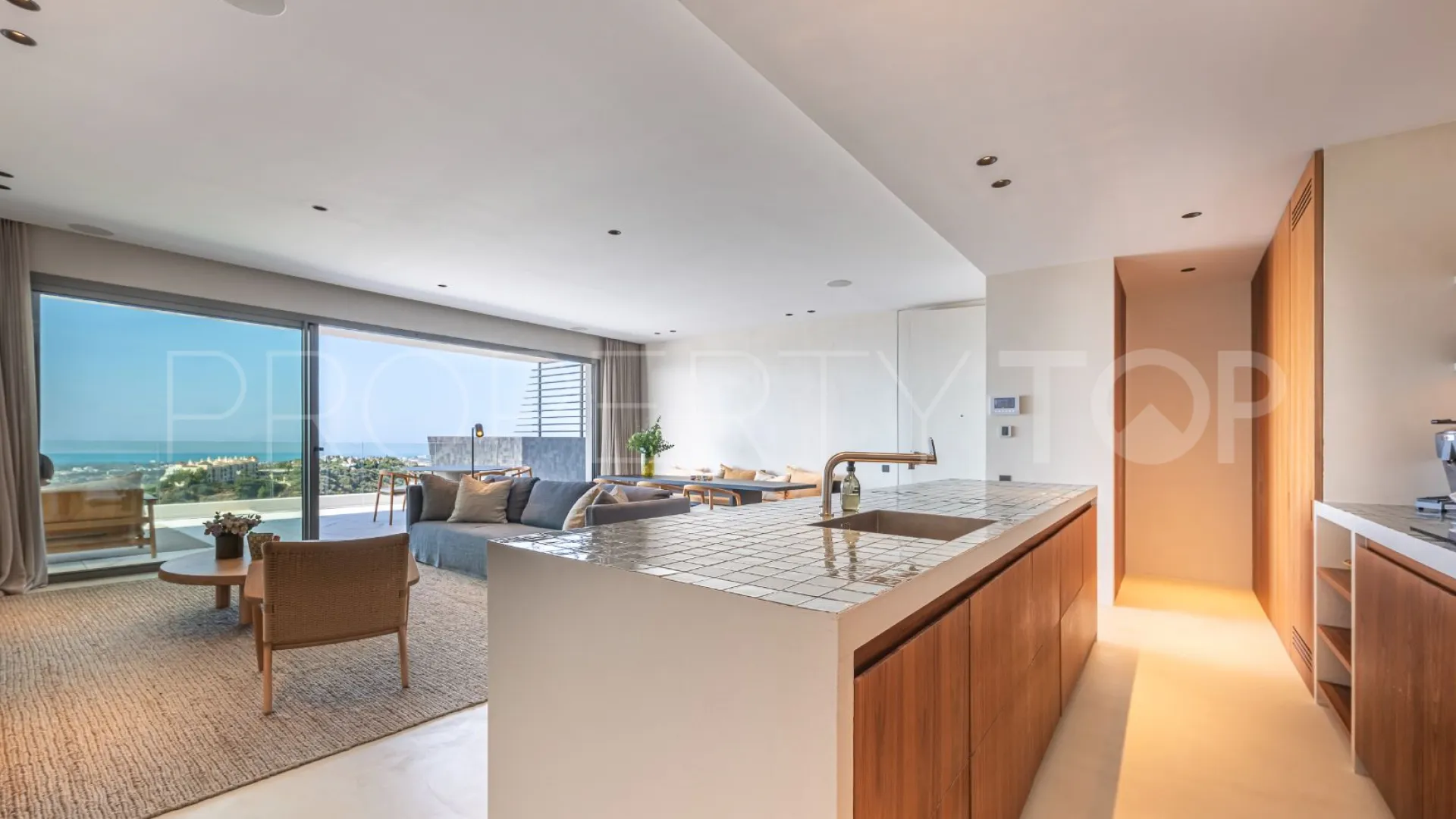 Byu Hills 3 bedrooms apartment for sale